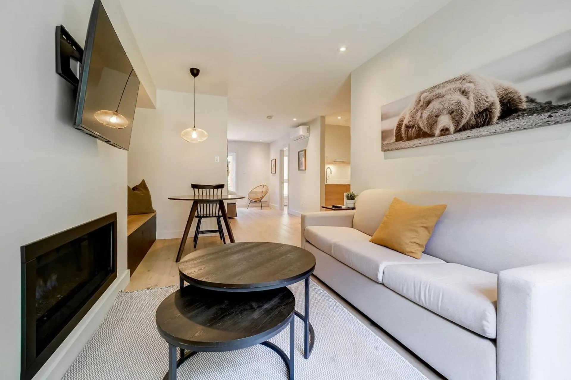 TV and multimedia in Suites du Lac Moore by Manitonga