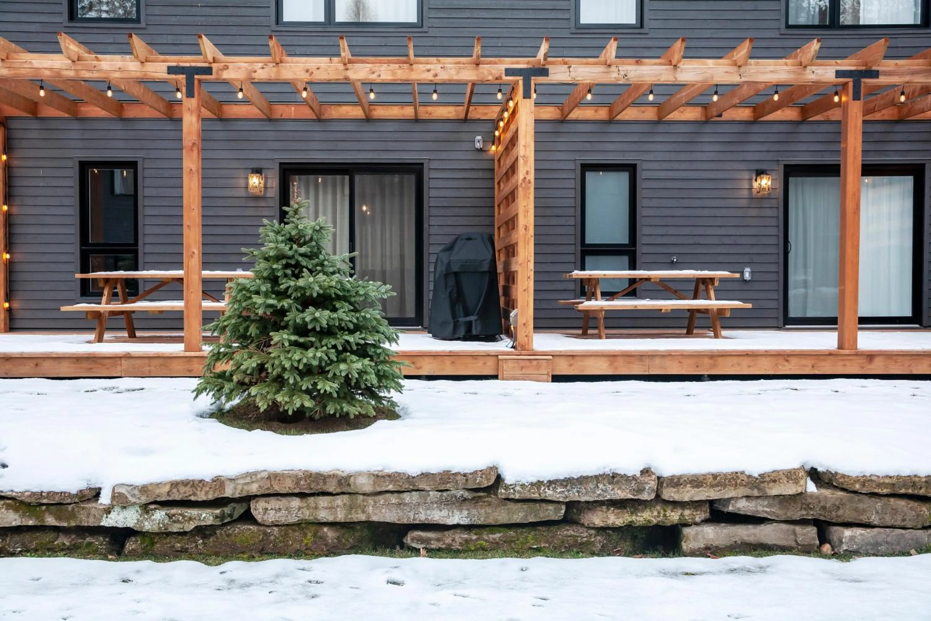 Patio in Suites du Lac Moore by Manitonga