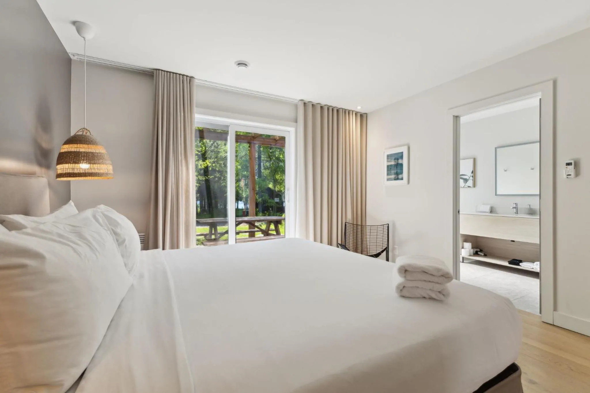 Bed in Suites du Lac Moore by Manitonga