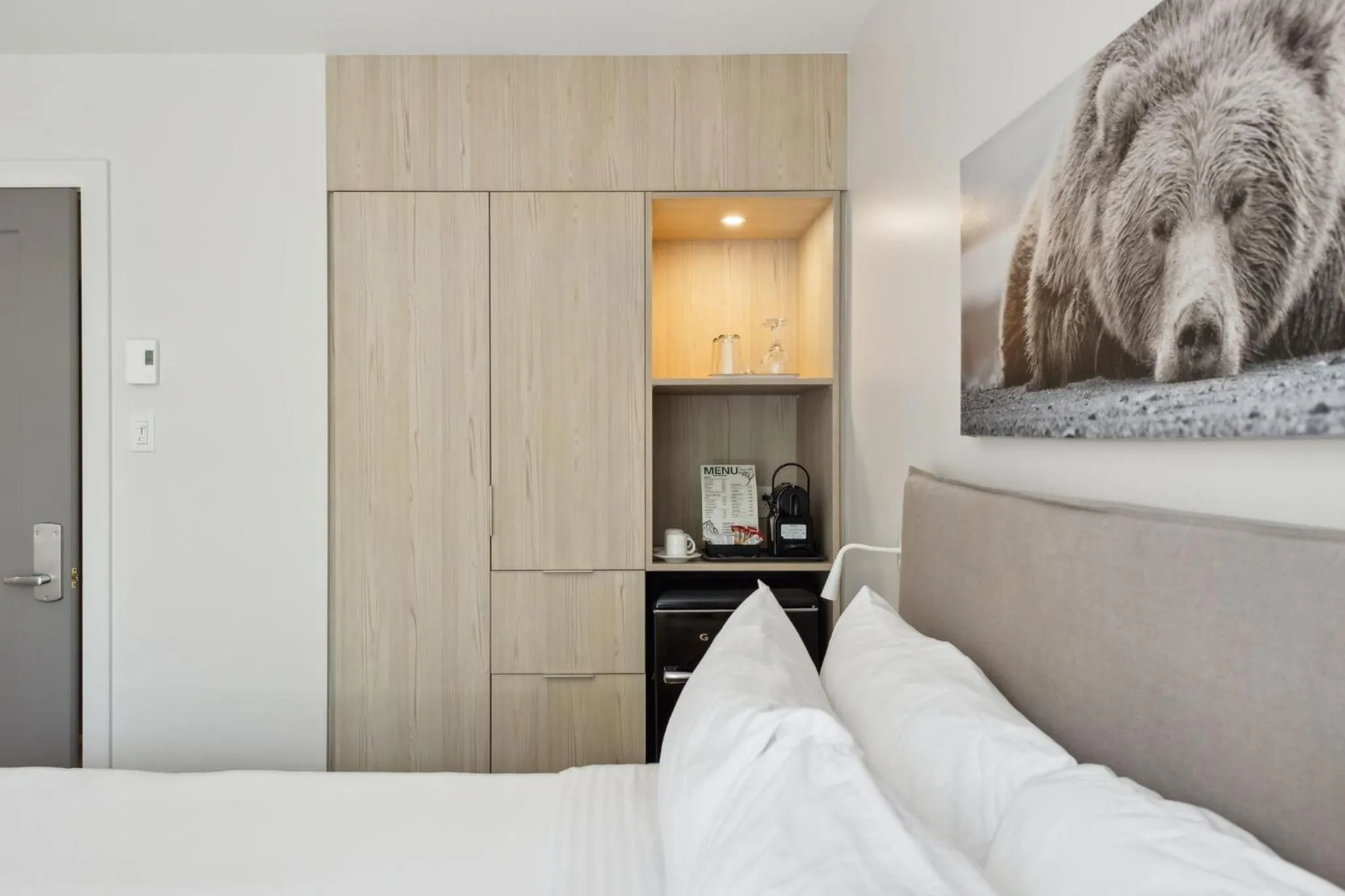 Bed in Suites du Lac Moore by Manitonga