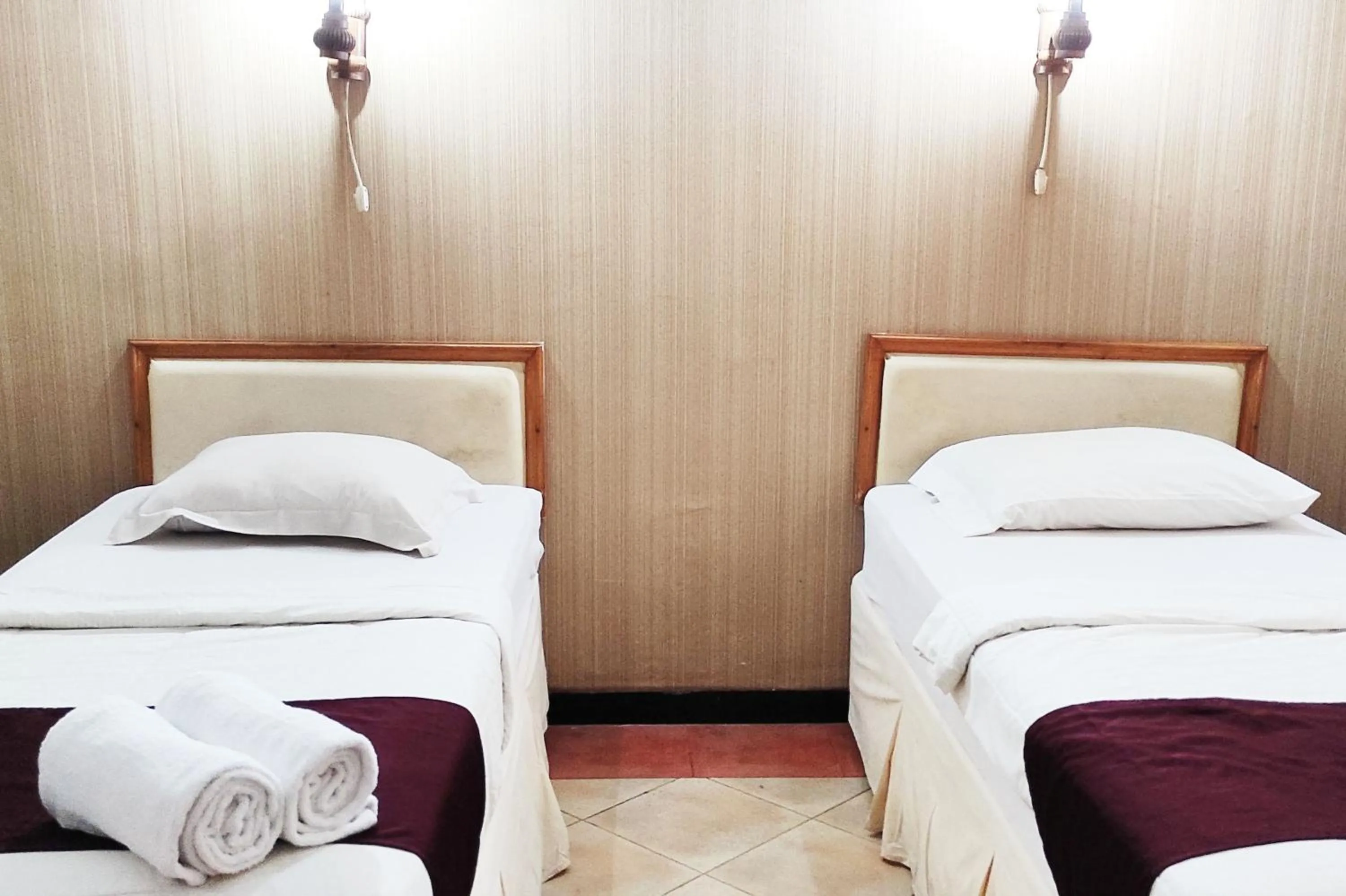 Bed in Hotel Salma Syariah Mitra RedDoorz near Terminal Baru Kediri