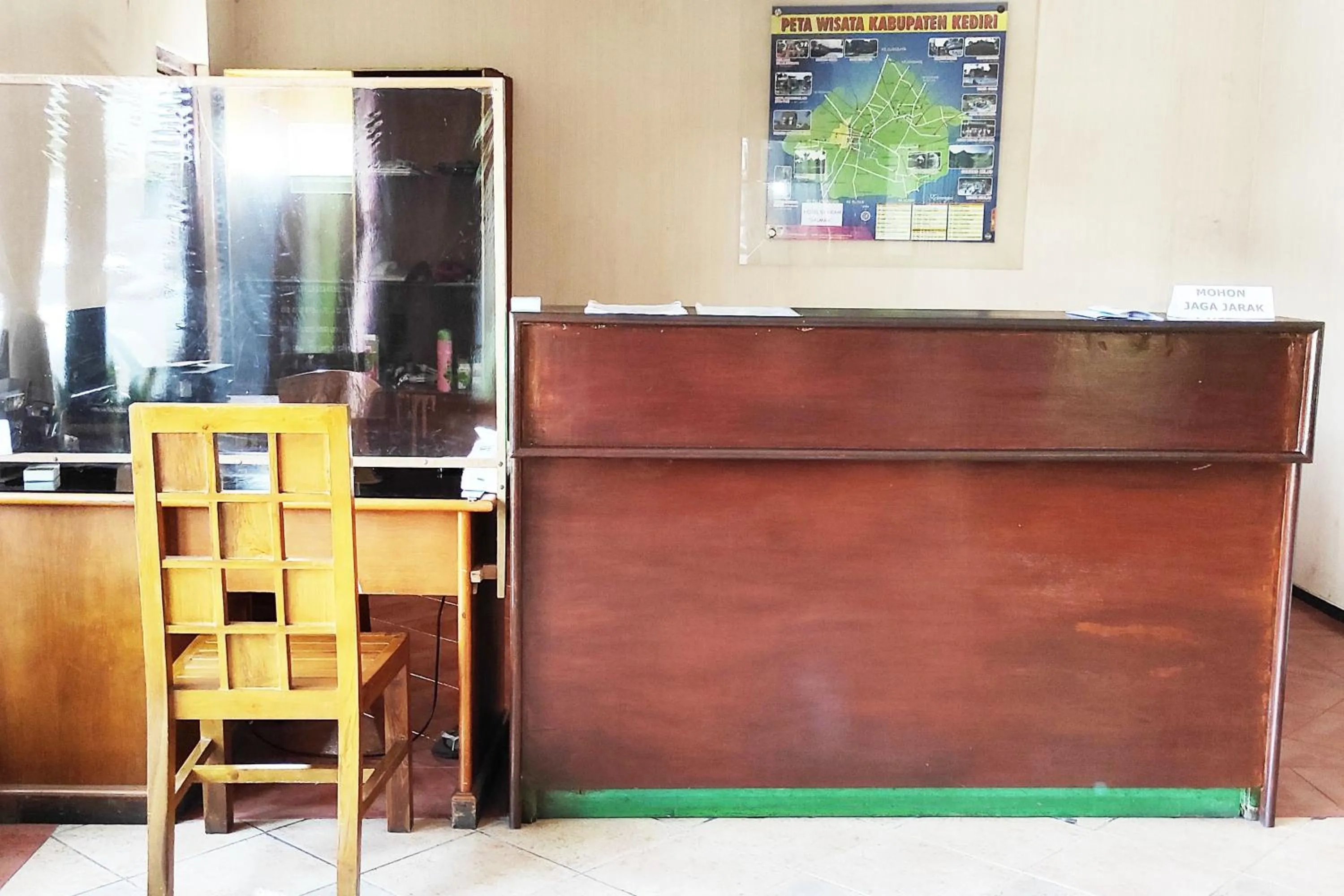 Lobby or reception in Hotel Salma Syariah Mitra RedDoorz near Terminal Baru Kediri