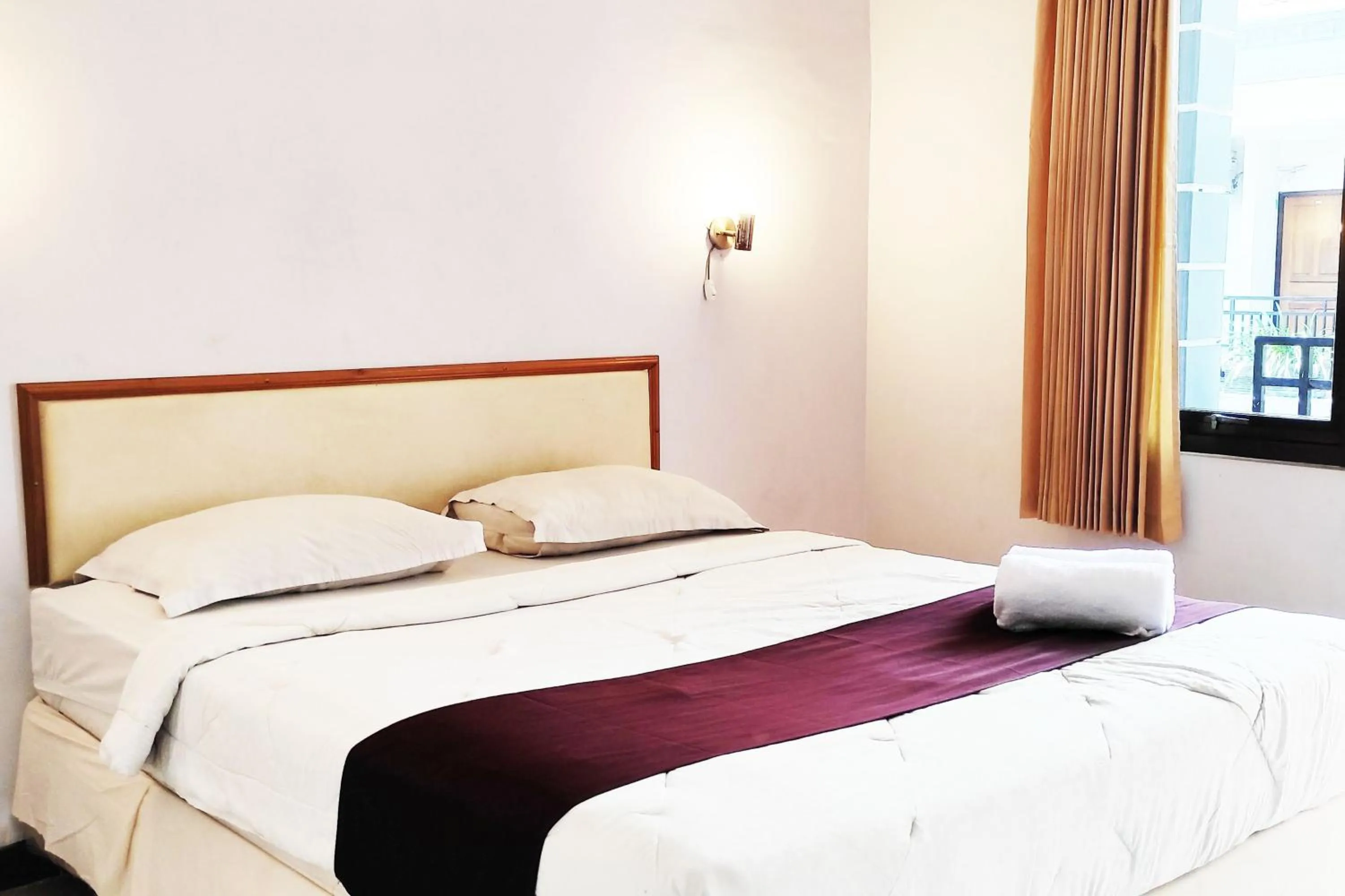 Bed in Hotel Salma Syariah Mitra RedDoorz near Terminal Baru Kediri