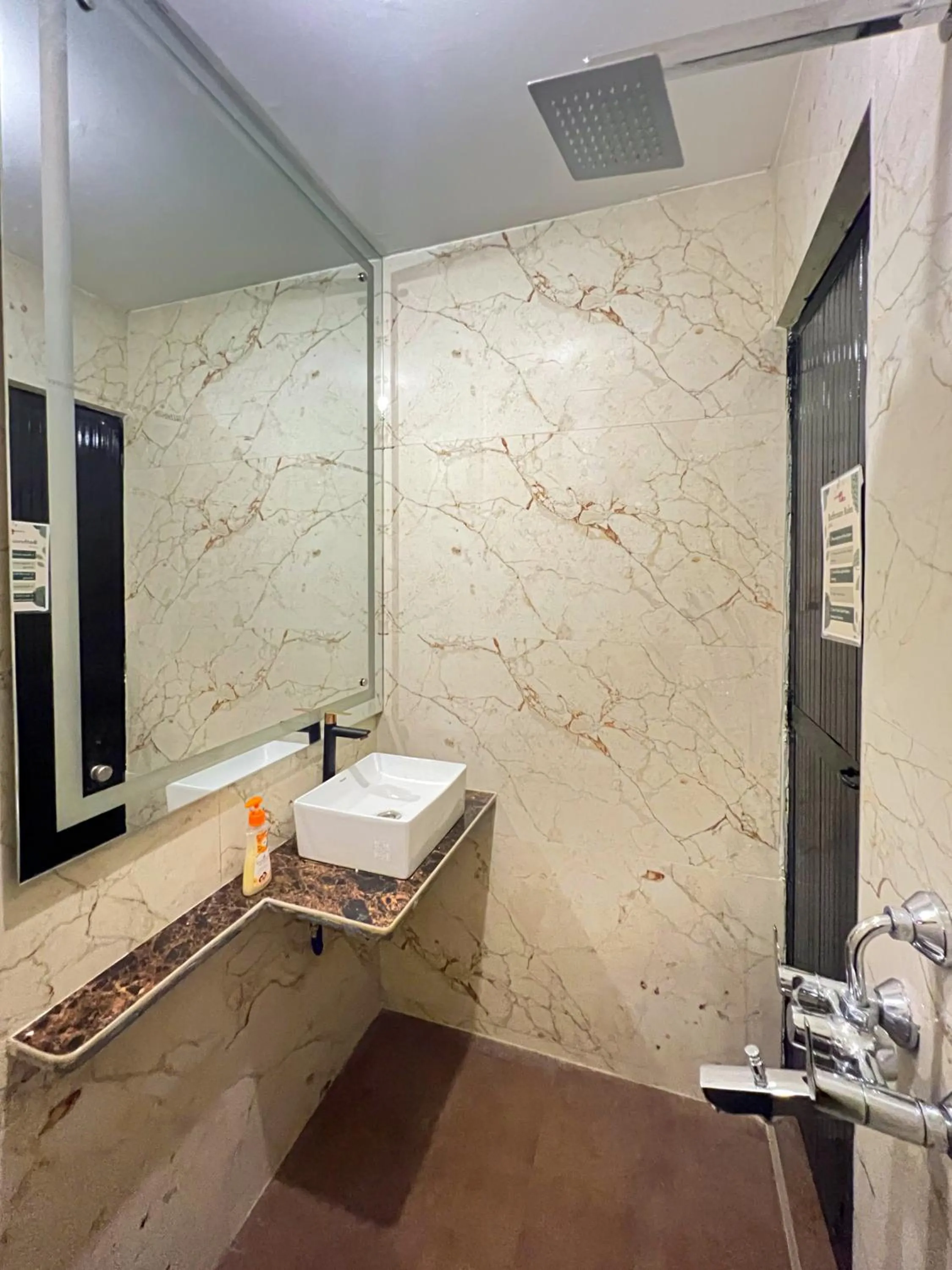 Shower in Whoopers Hostel Palolem