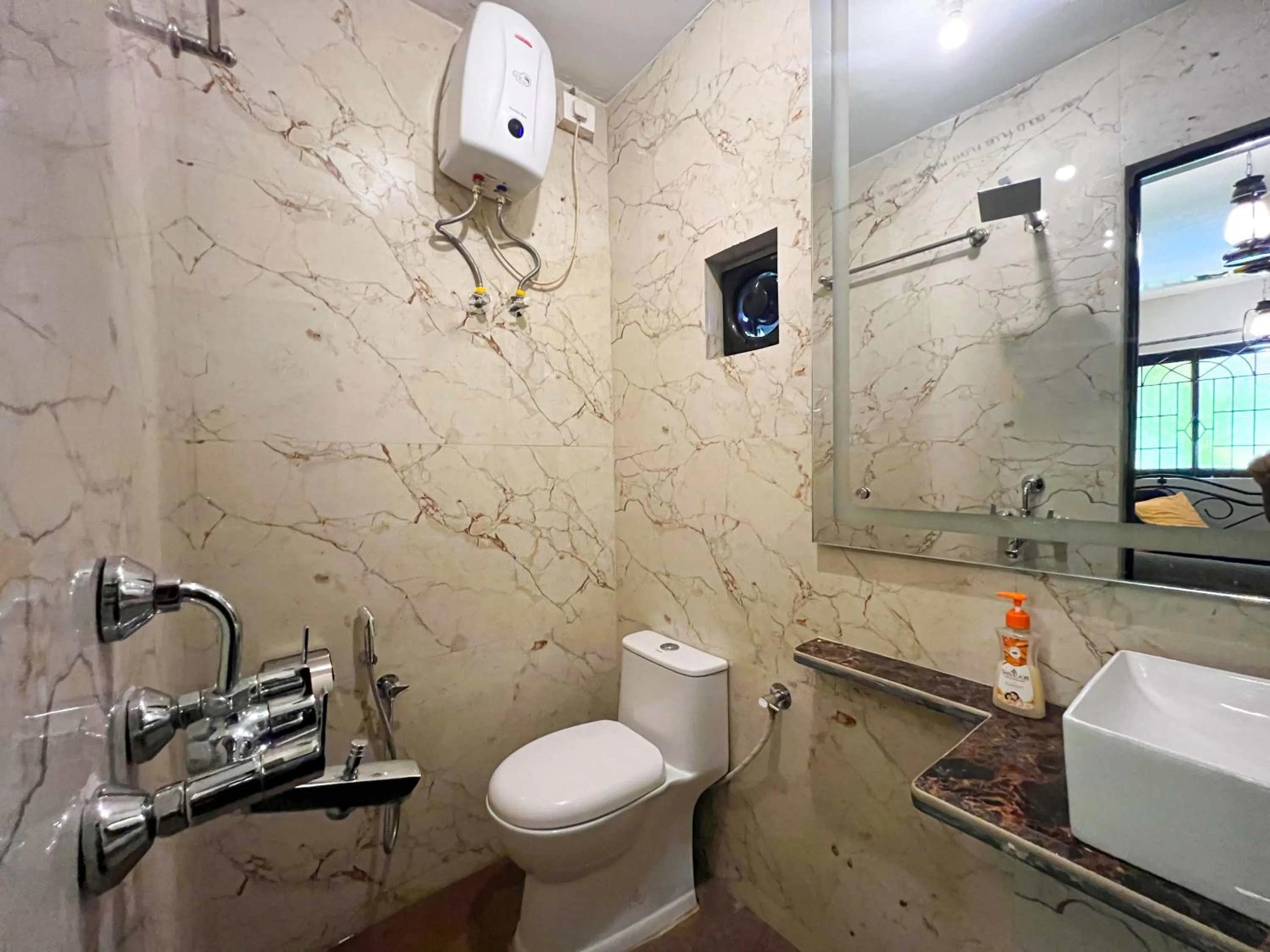 Shower in Whoopers Hostel Palolem