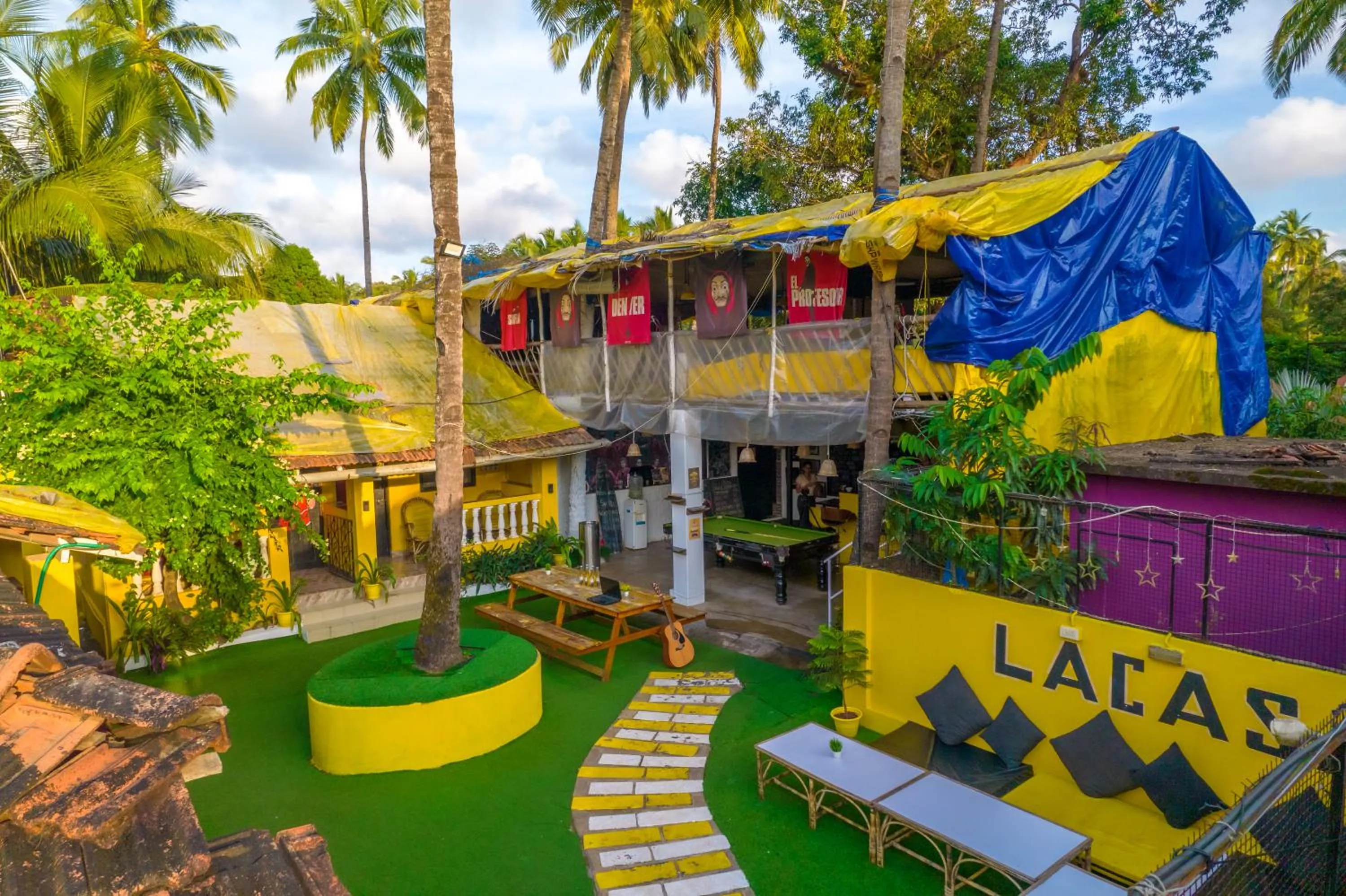 Garden view in Whoopers Hostel Palolem