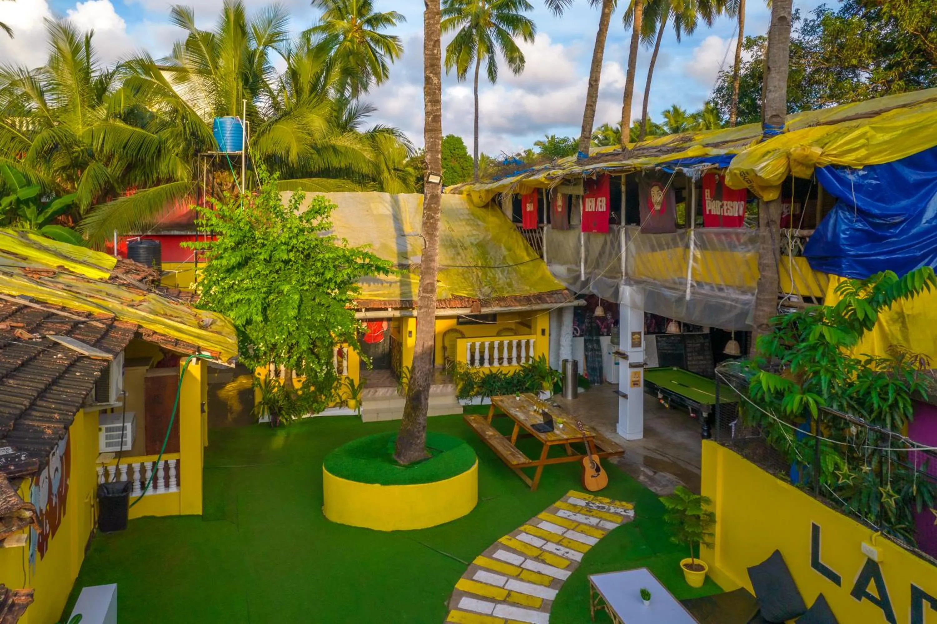 Garden view in Whoopers Hostel Palolem