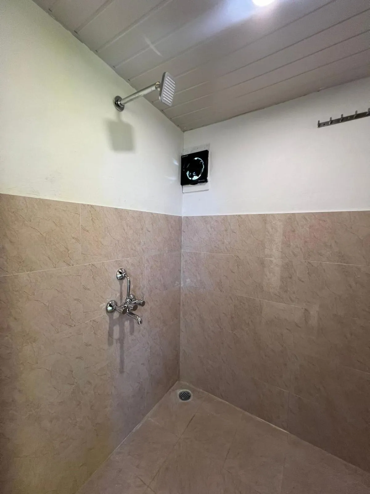 Shower in Whoopers Hostel Palolem