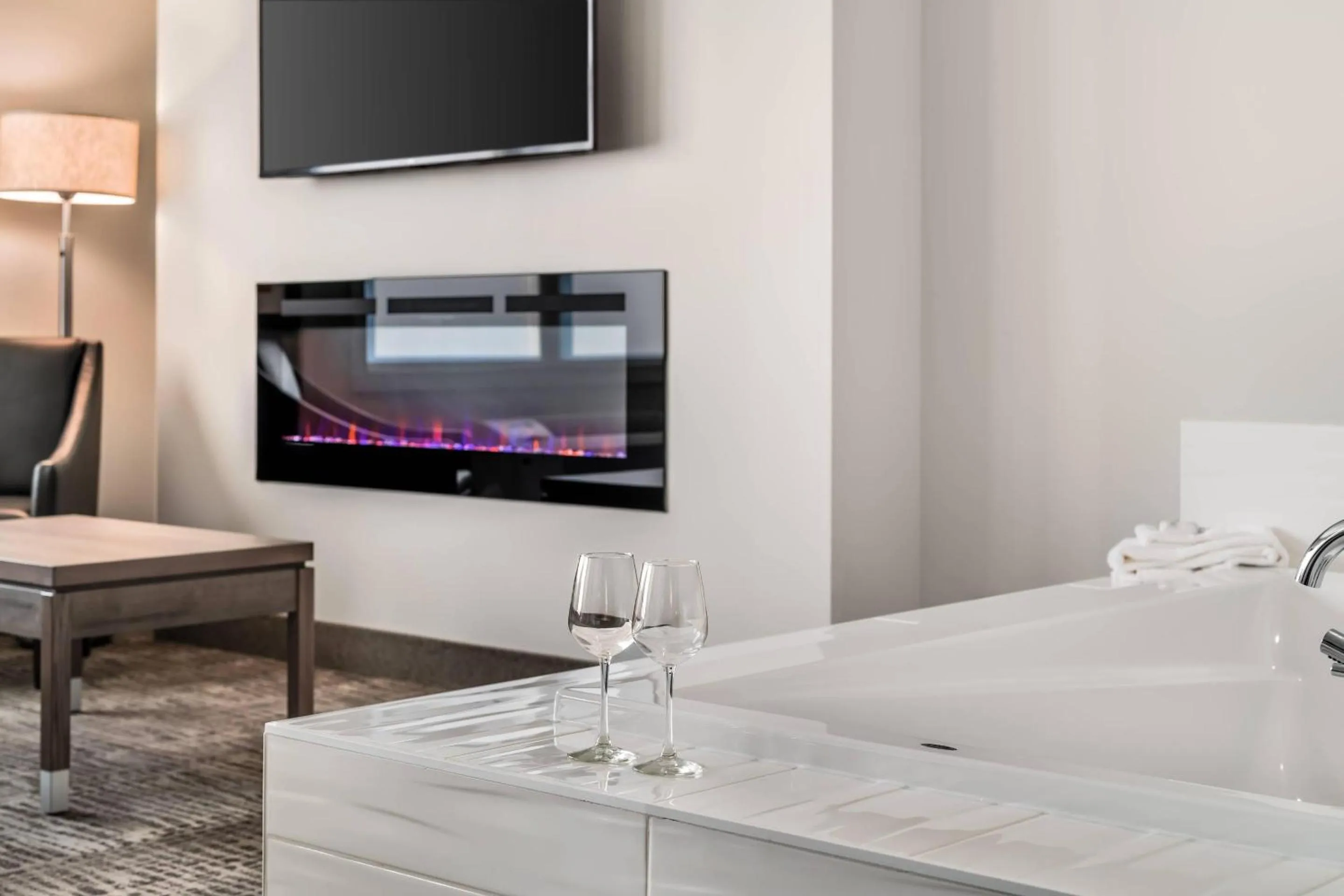 Bedroom, Bed in Amsterdam Inn & Suites, an Ascend Collection Hotel