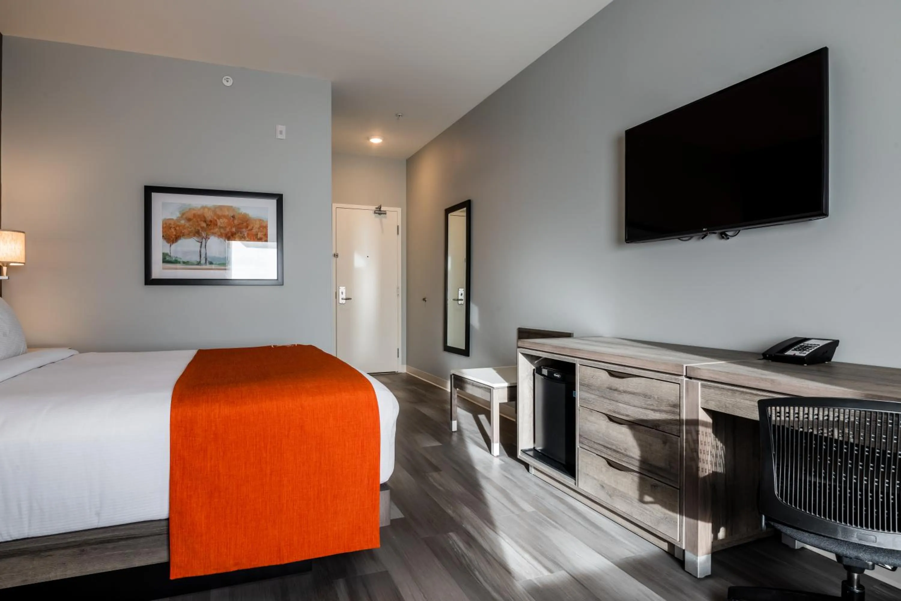 Photo of the whole room, Bed in Amsterdam Inn & Suites, an Ascend Collection Hotel