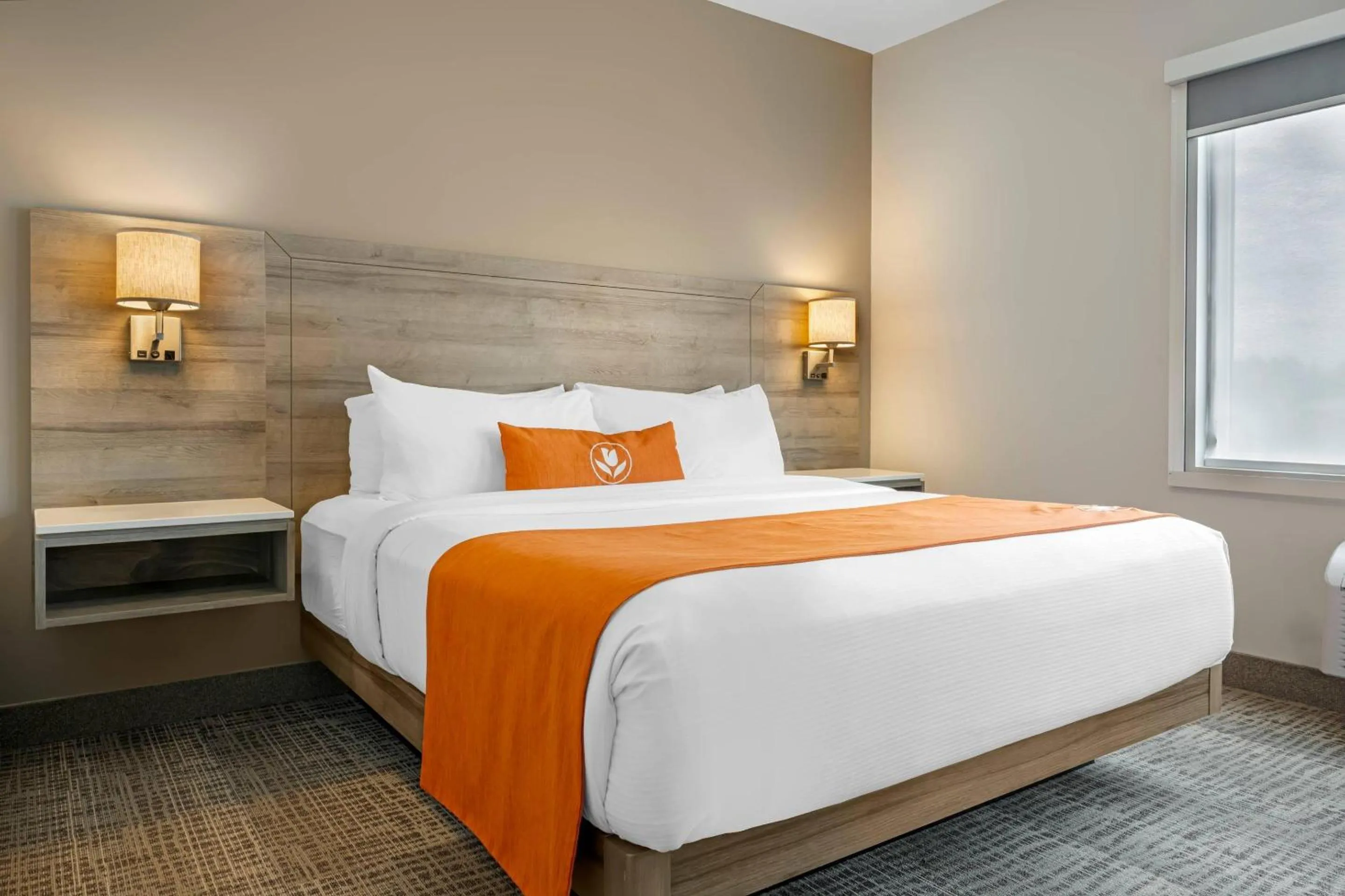 Bedroom, Bed in Amsterdam Inn & Suites, an Ascend Collection Hotel