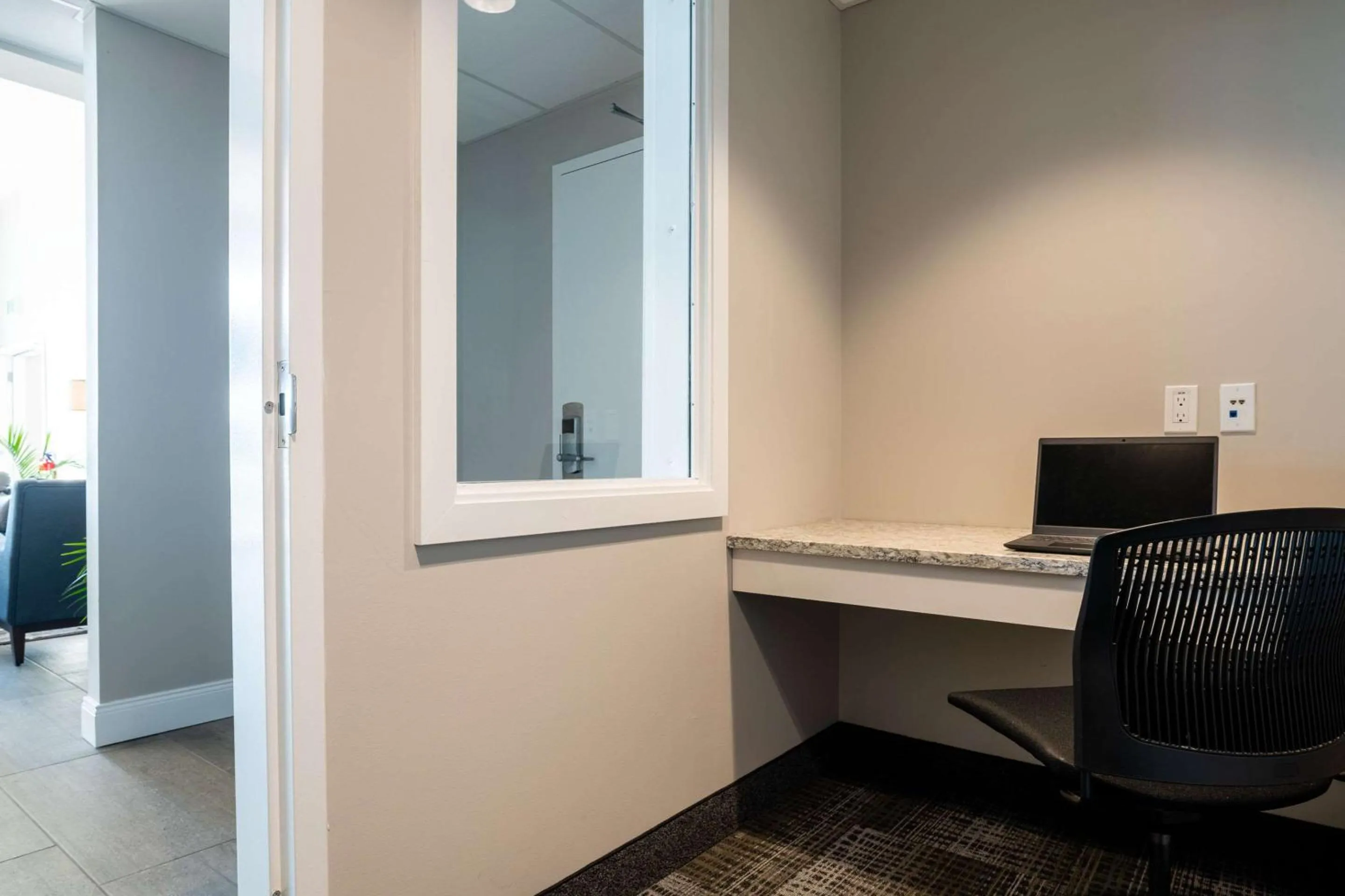 Business facilities in Amsterdam Inn & Suites, an Ascend Collection Hotel