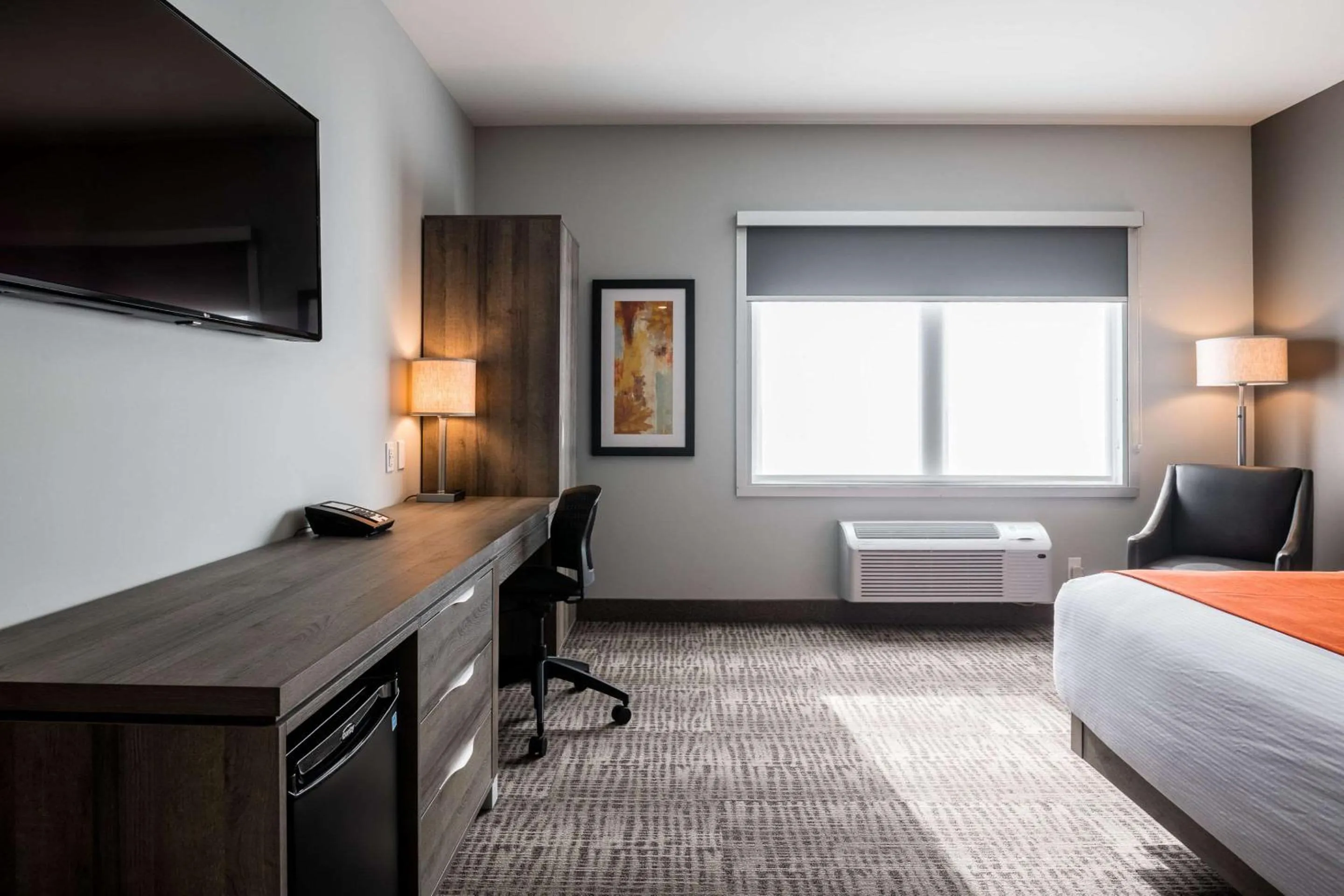 Bedroom, Bed in Amsterdam Inn & Suites, an Ascend Collection Hotel