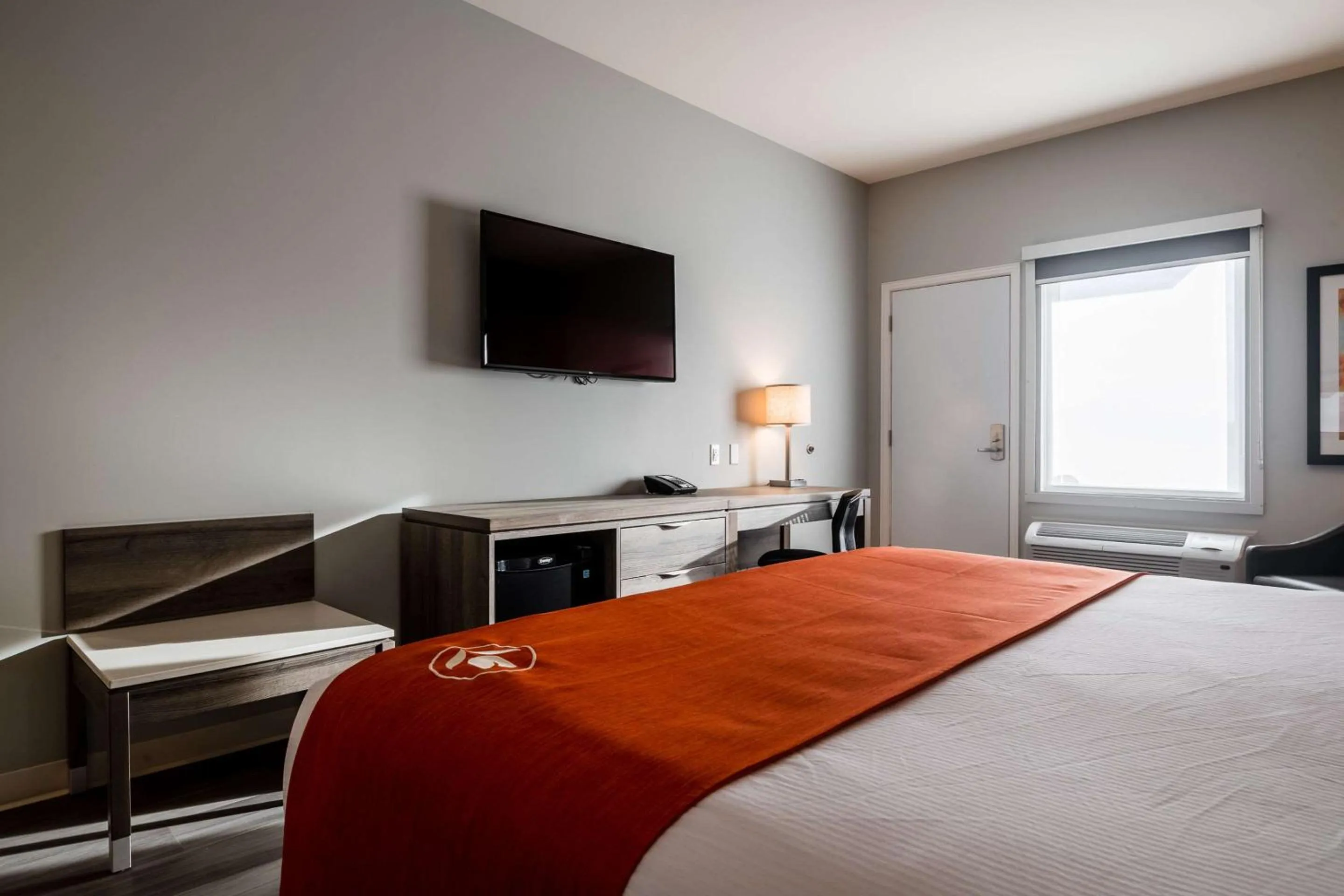 Bedroom, Bed in Amsterdam Inn & Suites, an Ascend Collection Hotel