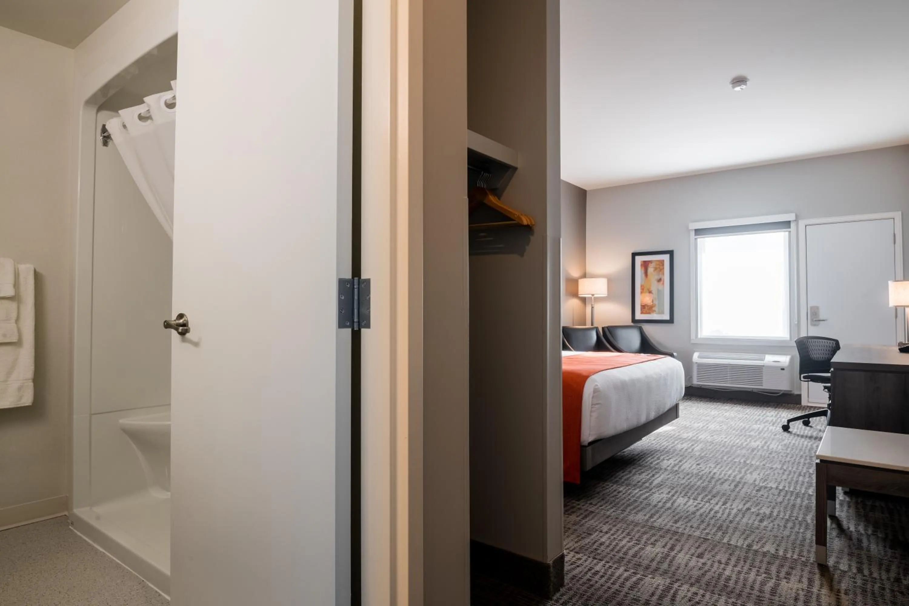 Photo of the whole room, Bed in Amsterdam Inn & Suites, an Ascend Collection Hotel