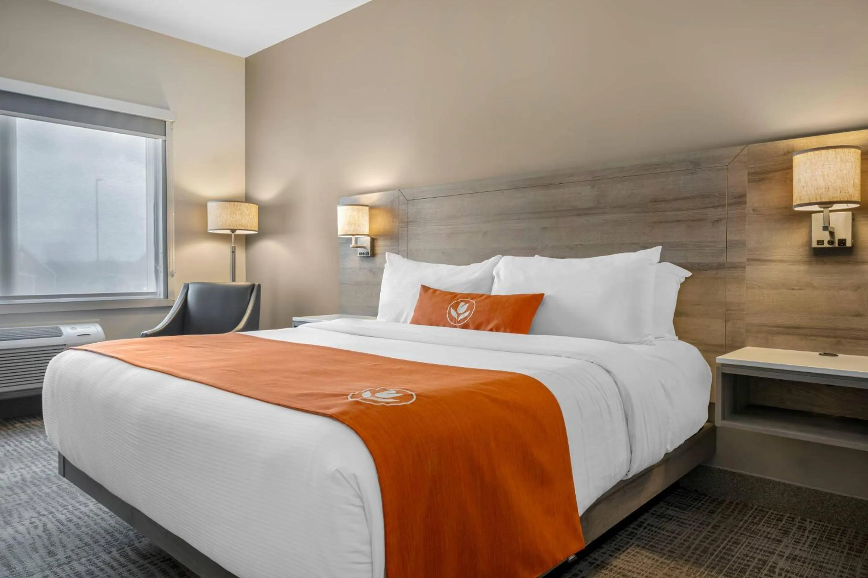 Bedroom, Bed in Amsterdam Inn & Suites, an Ascend Collection Hotel