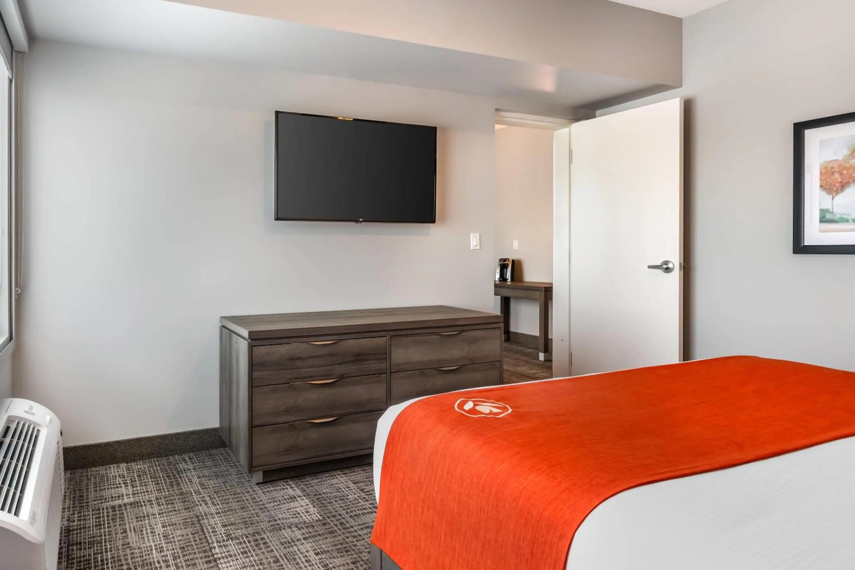 Bedroom, Bed in Amsterdam Inn & Suites, an Ascend Collection Hotel