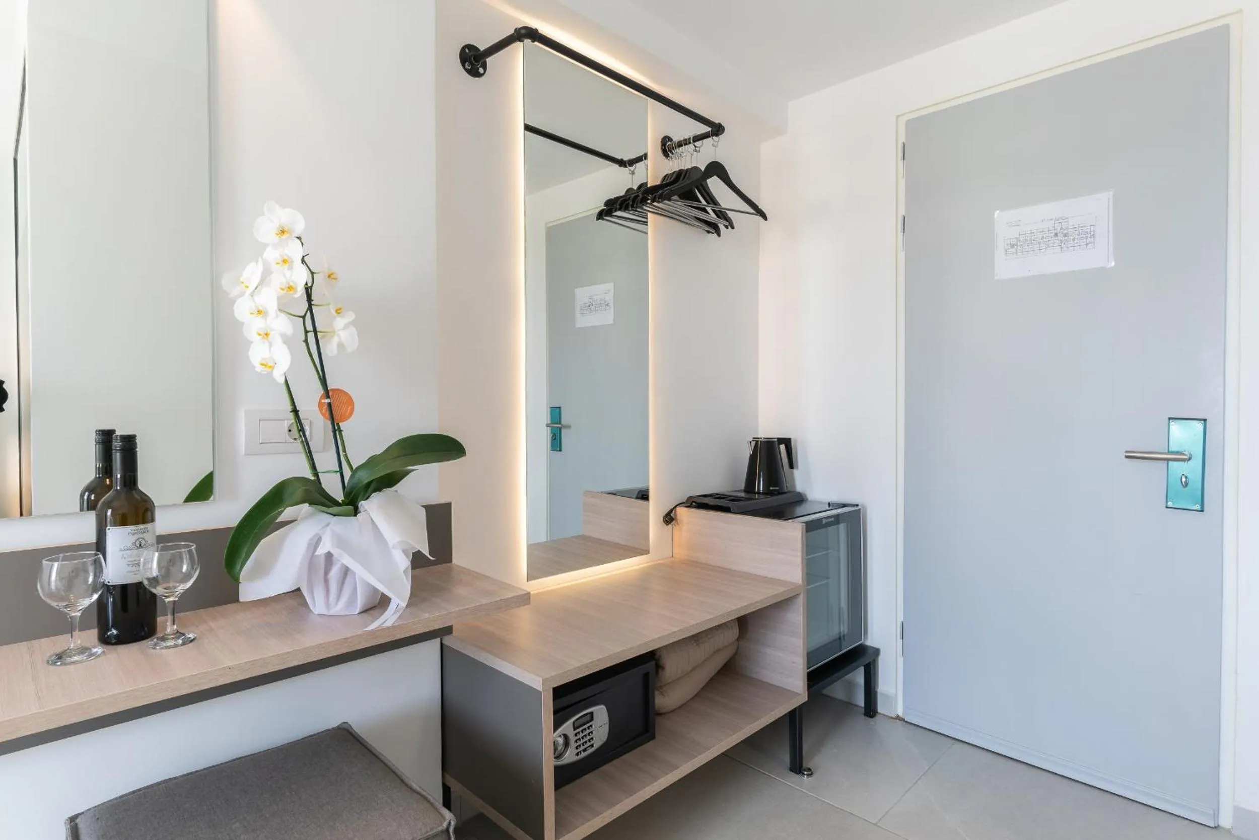 Coffee/tea facilities in Lymberia Hotel