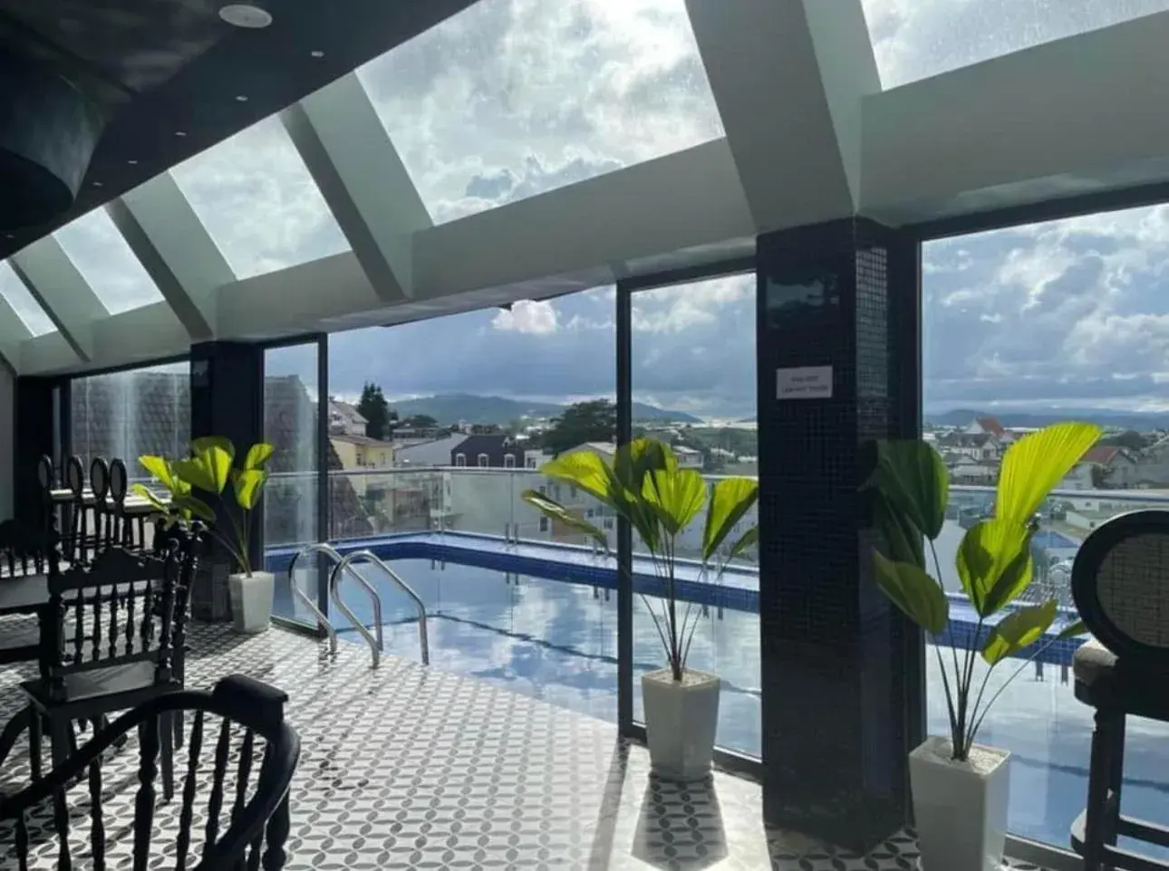 Restaurant/places to eat in TTR Skypool View Hotel Restaurant/places to eat in TTR Skypool View Hotel