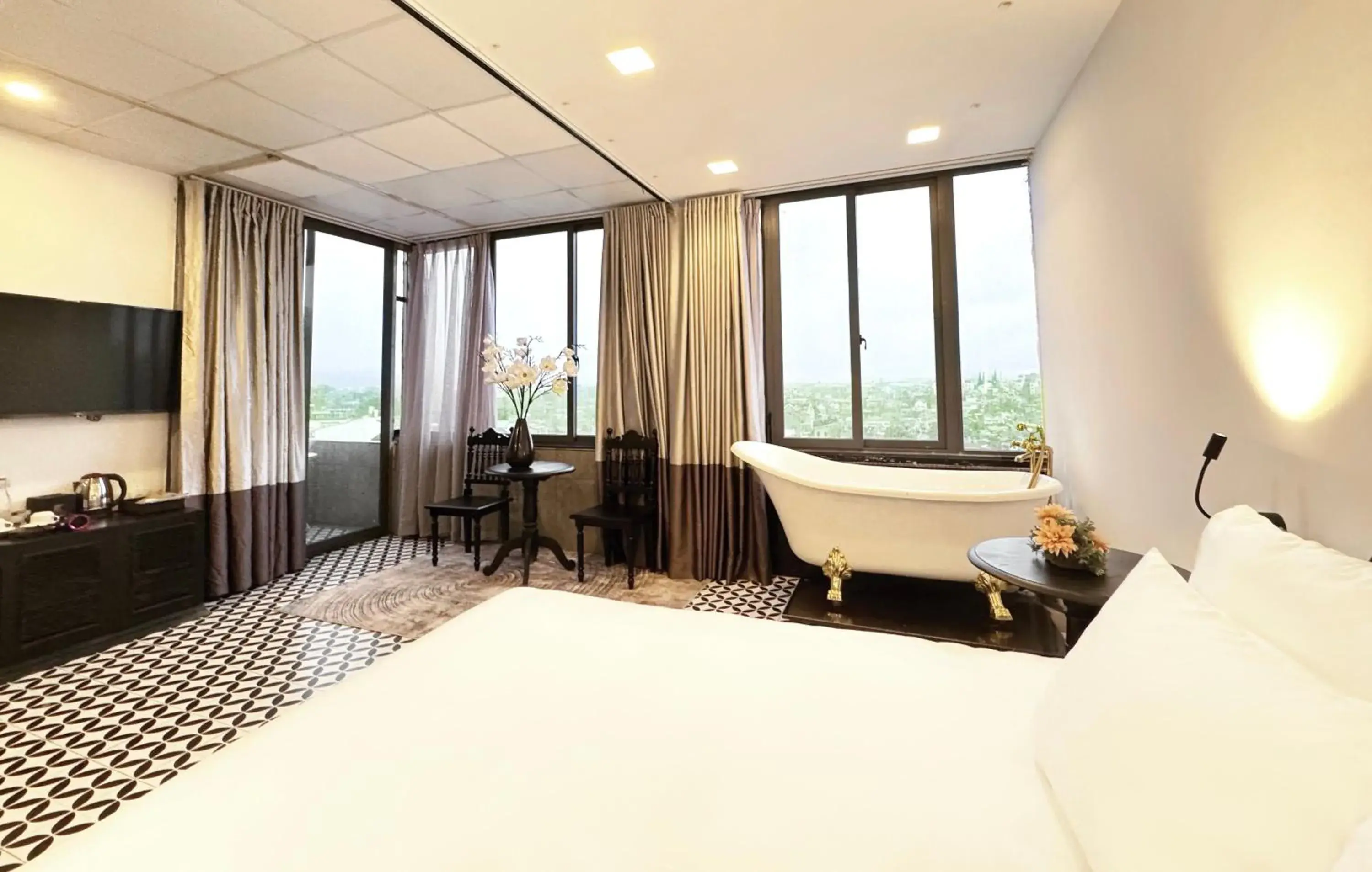 Bed in TTR Skypool View Hotel Bed in TTR Skypool View Hotel