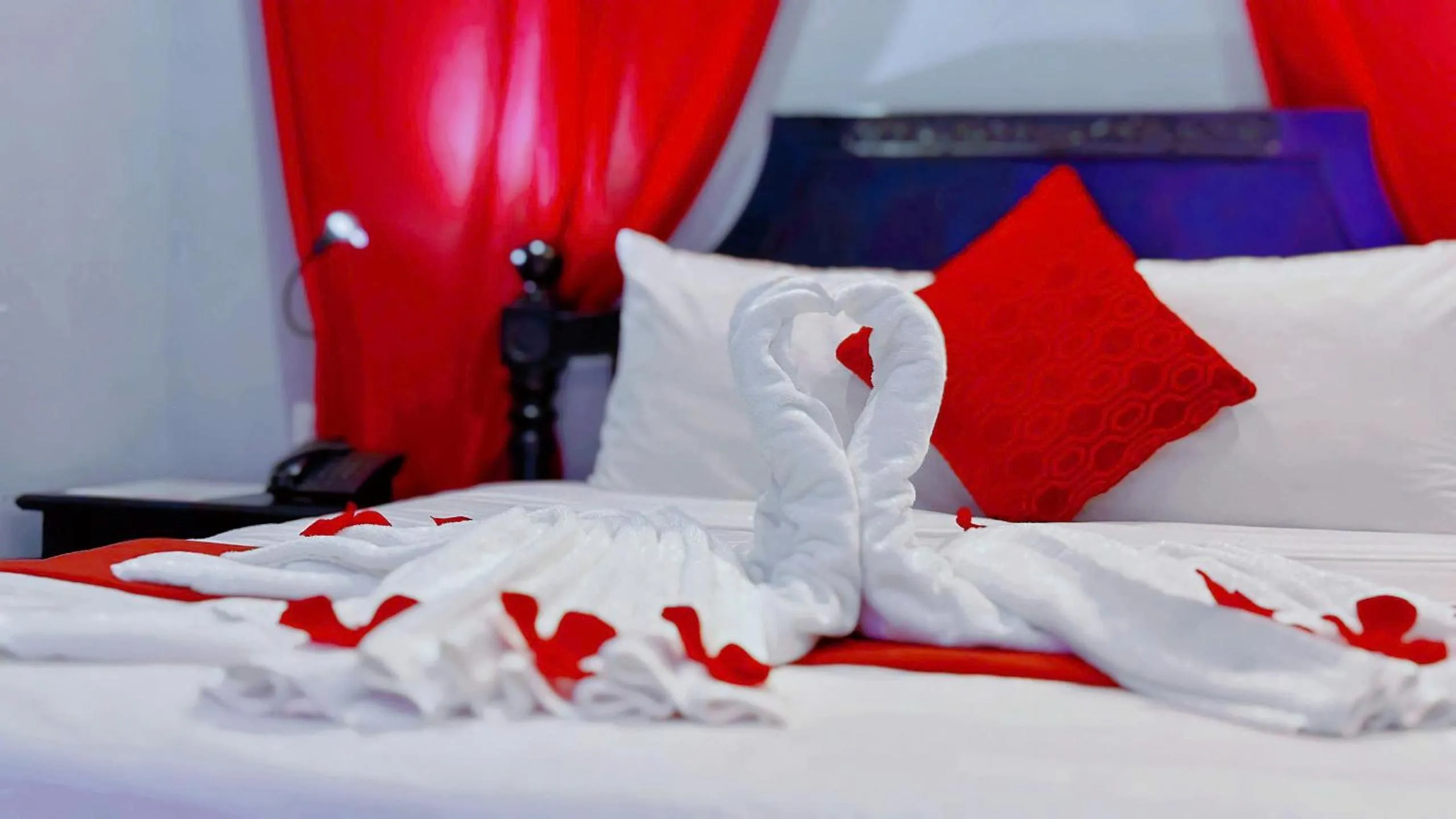 Bed in TTR Skypool View Hotel