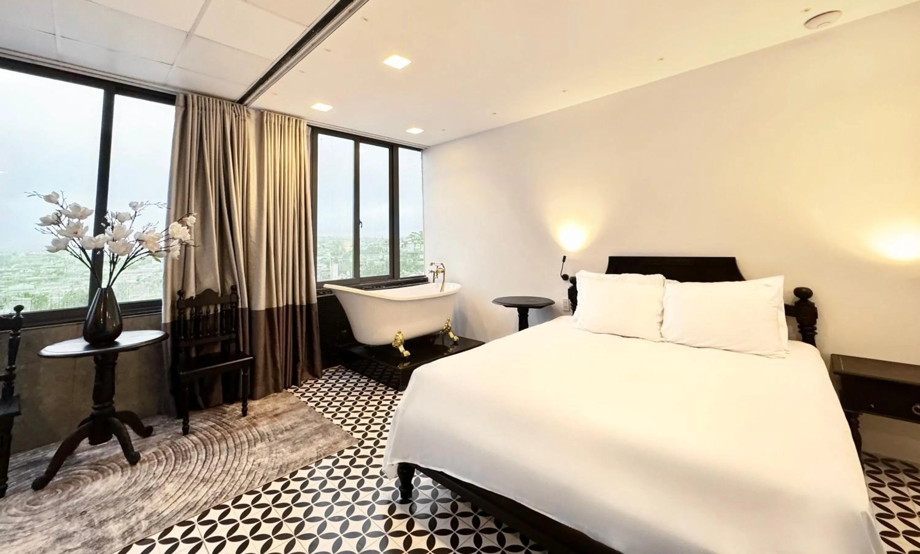 Bed in TTR Skypool View Hotel