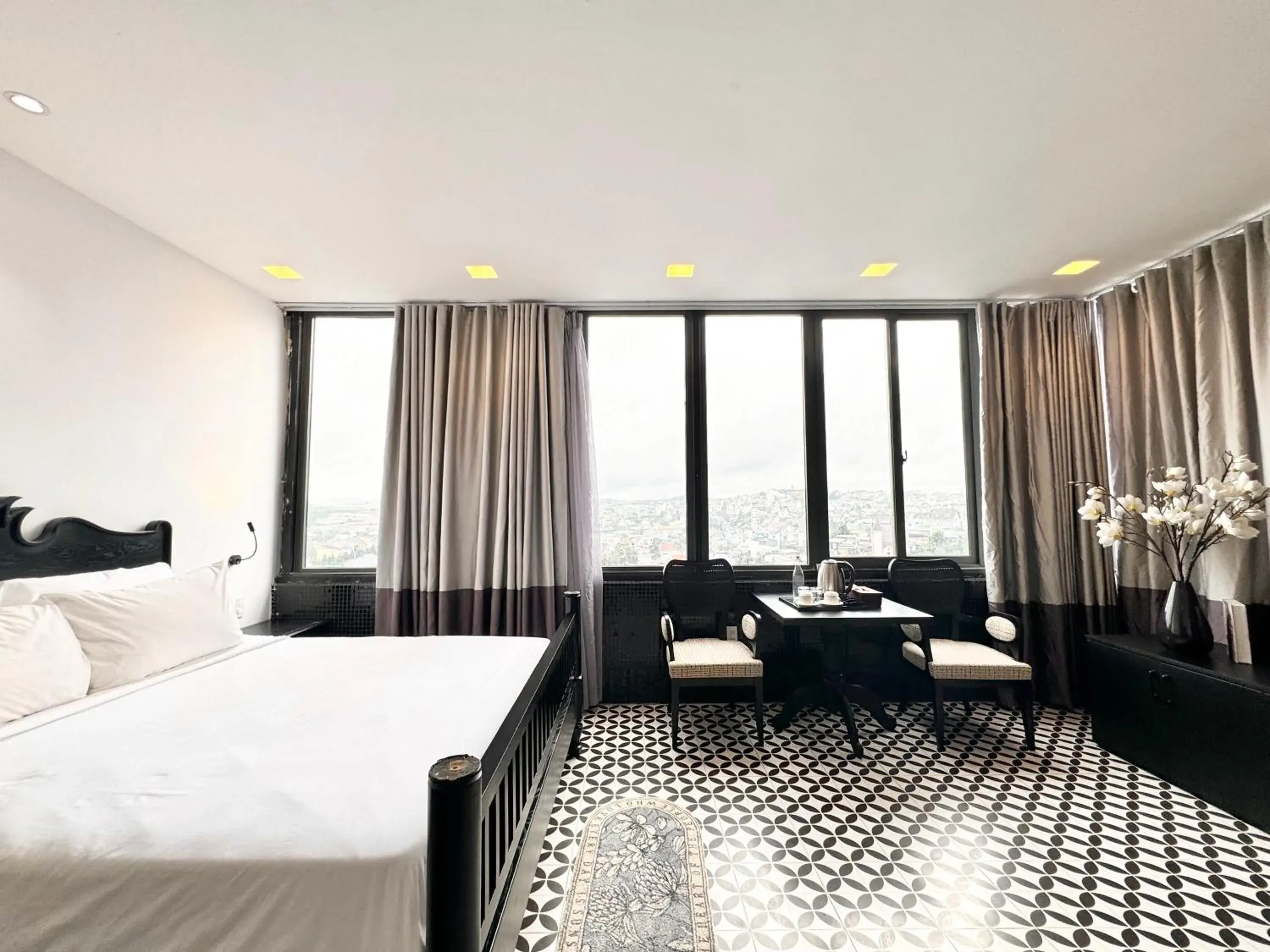 Bed in TTR Skypool View Hotel Bed in TTR Skypool View Hotel