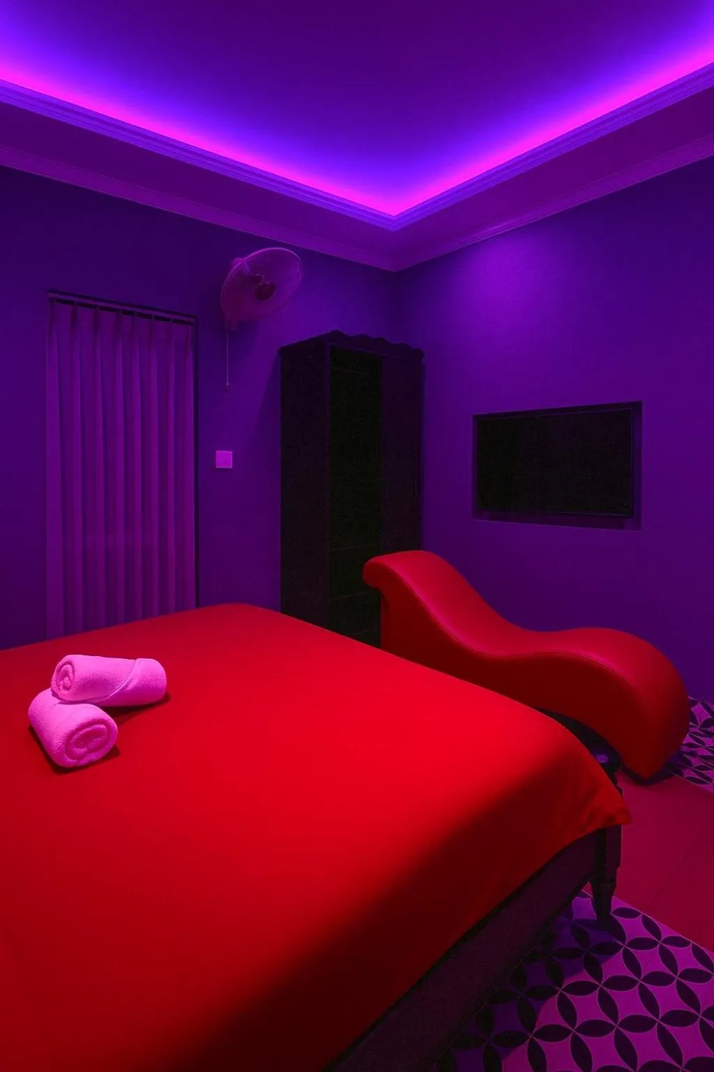 Bed in TTR Skypool View Hotel