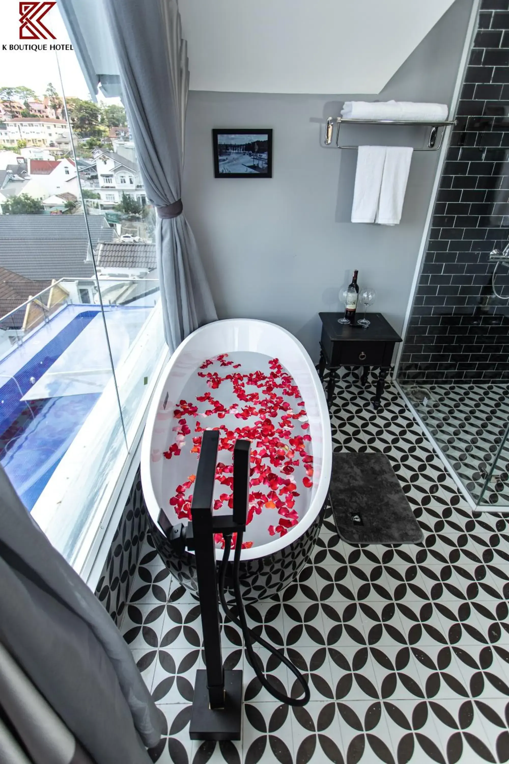 Shower in TTR Skypool View Hotel Shower in TTR Skypool View Hotel