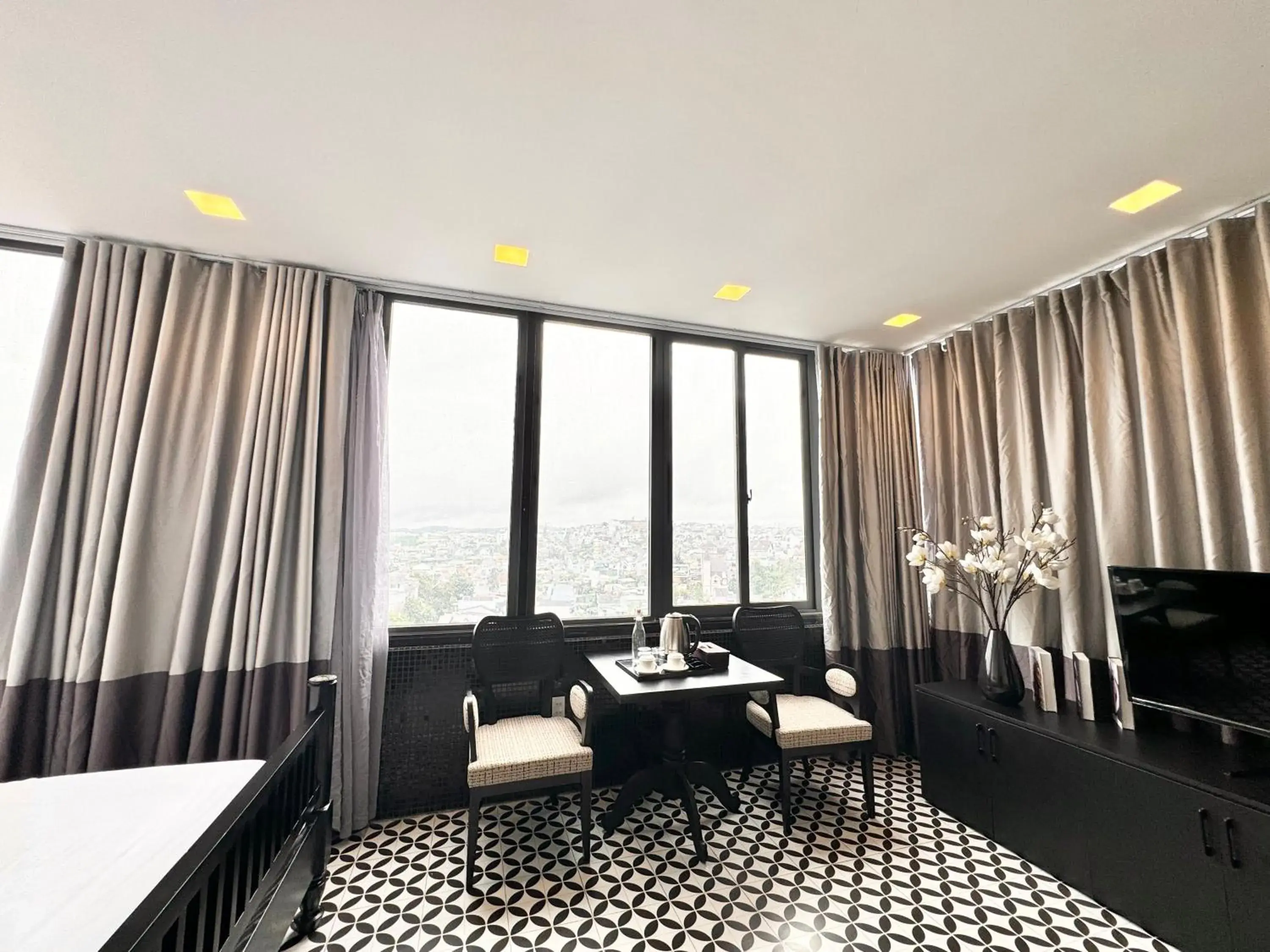 Bed in TTR Skypool View Hotel Bed in TTR Skypool View Hotel