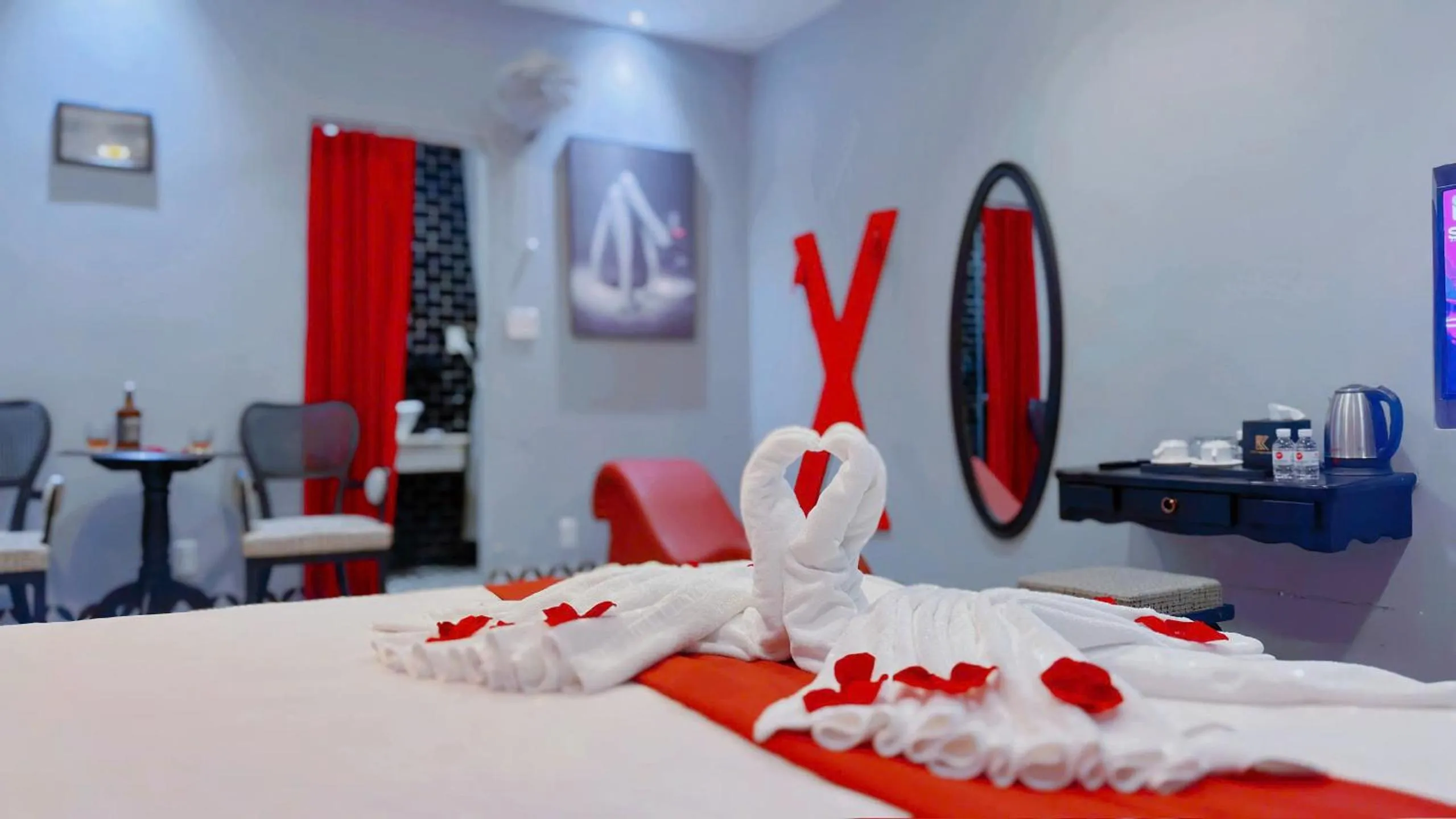 Bed in TTR Skypool View Hotel