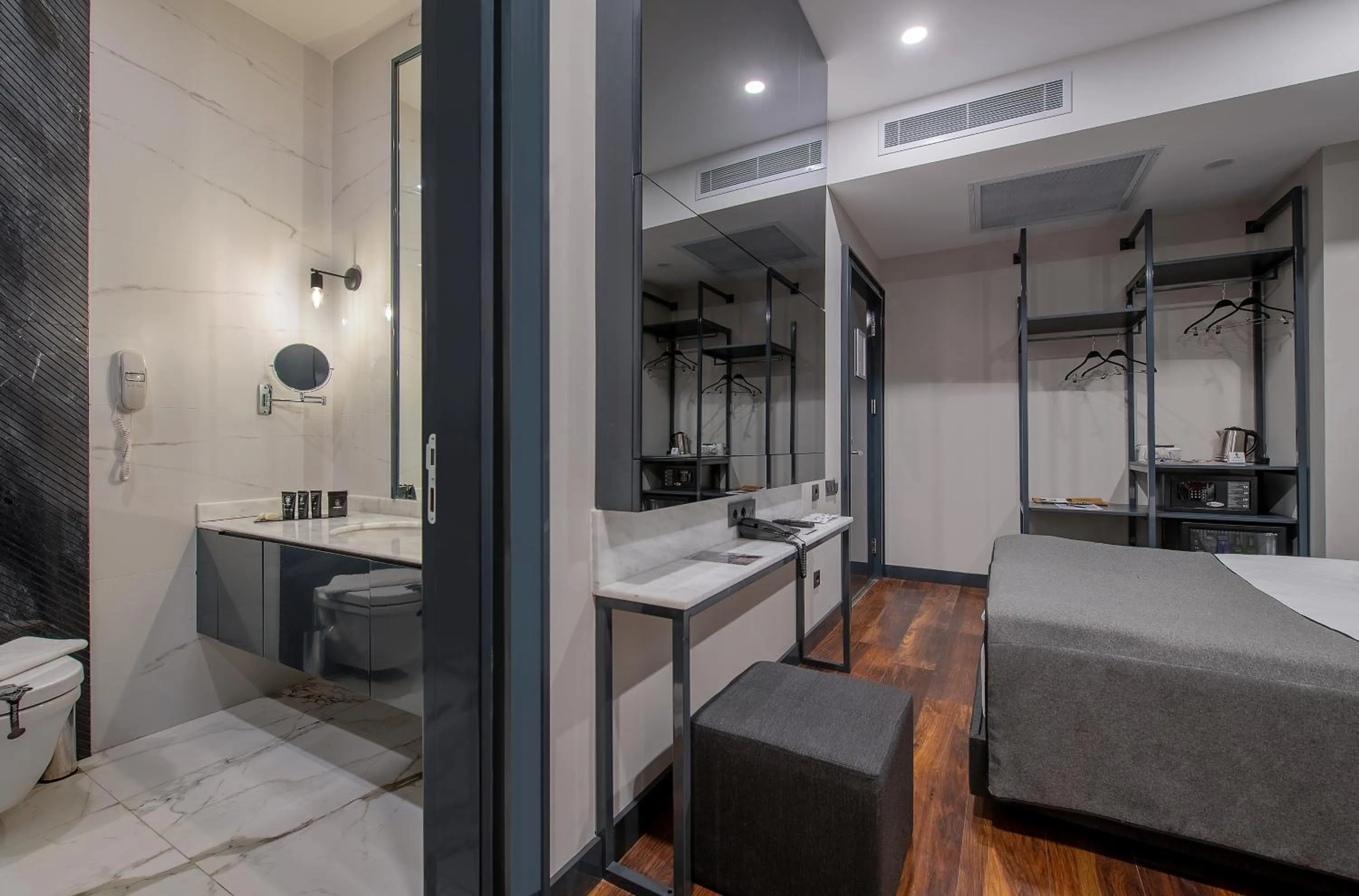 Bathroom, Bed in Lucky Monkey Hotel