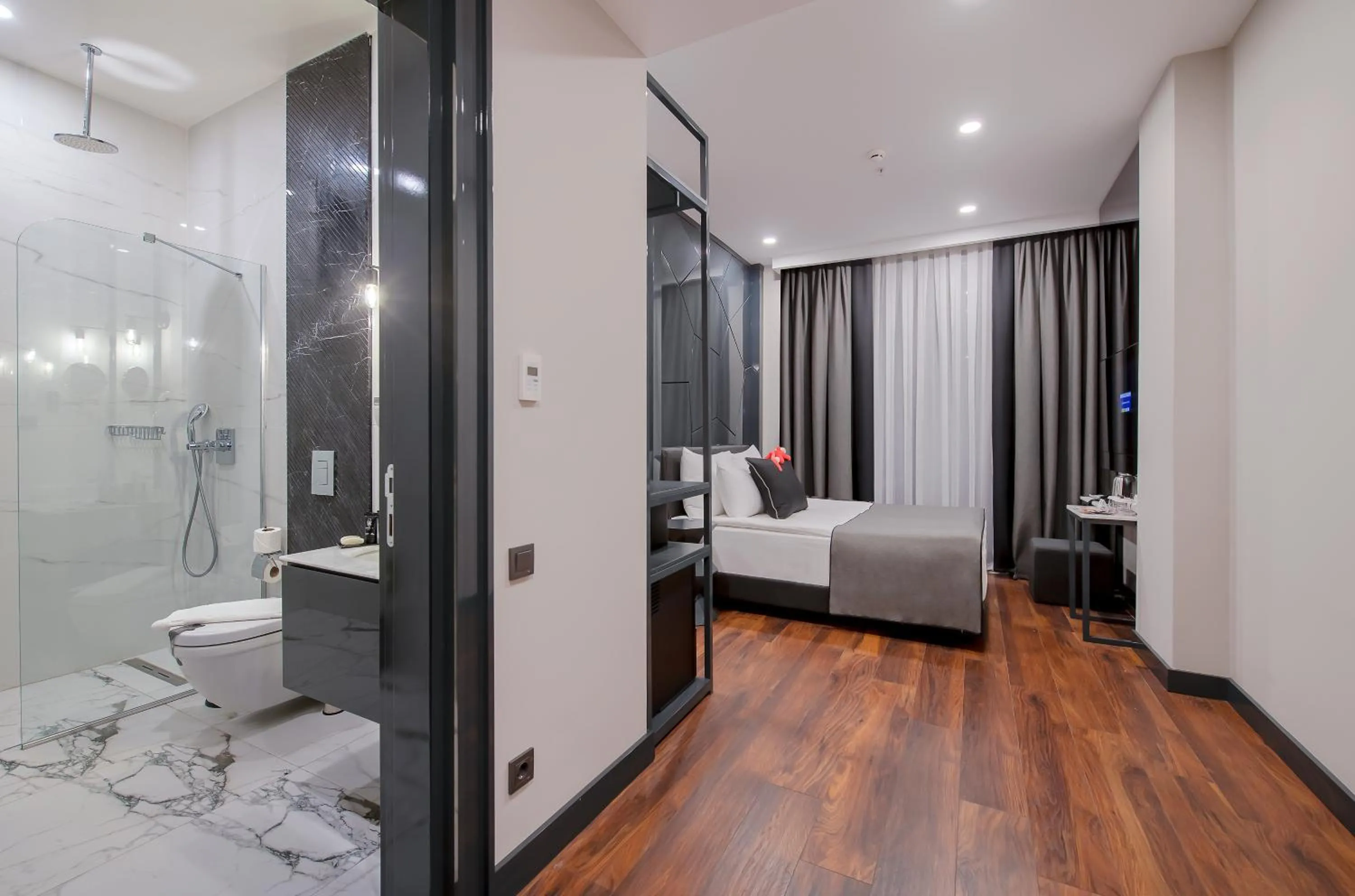 Photo of the whole room, Bed in Lucky Monkey Hotel