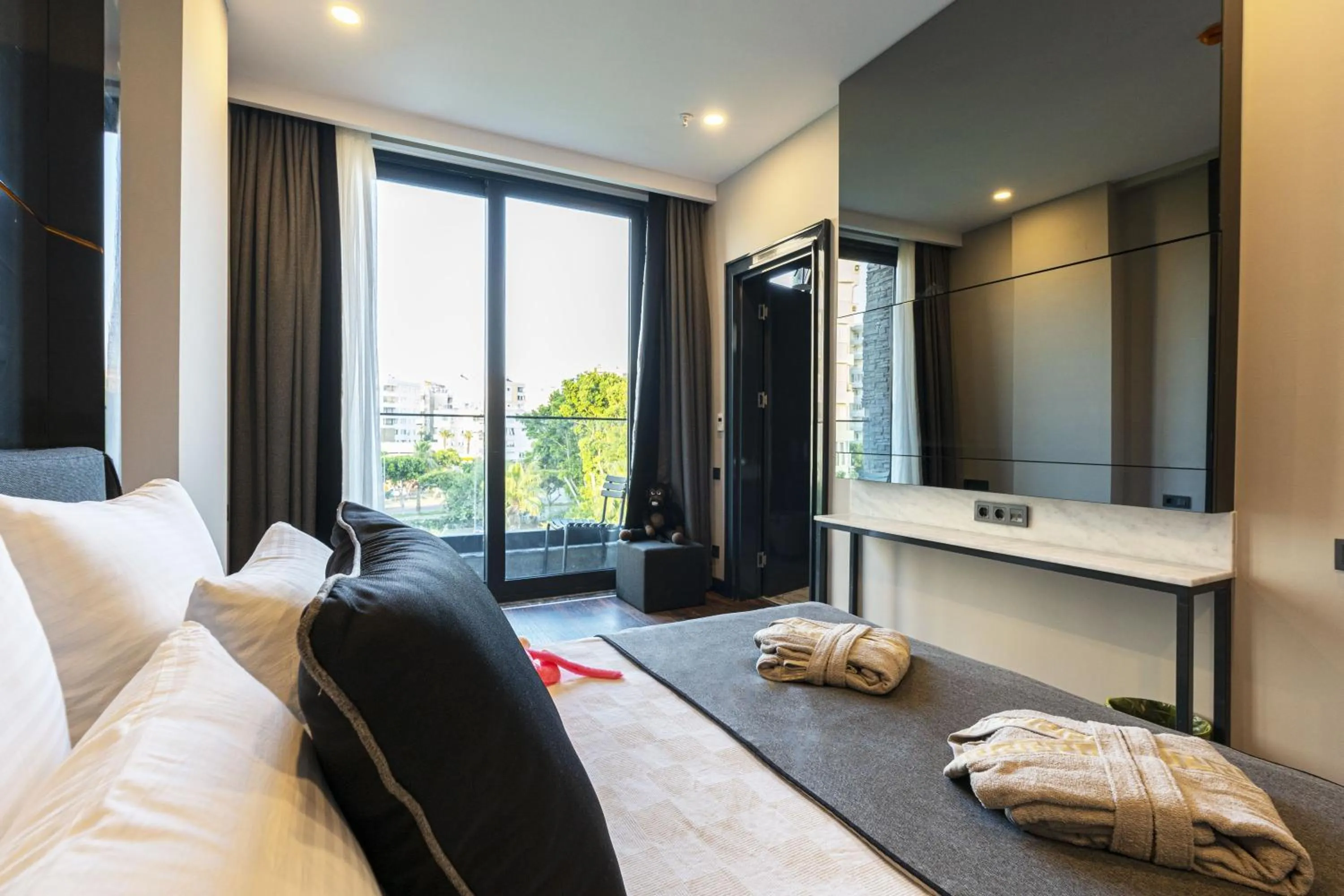 Photo of the whole room, Bed in Lucky Monkey Hotel