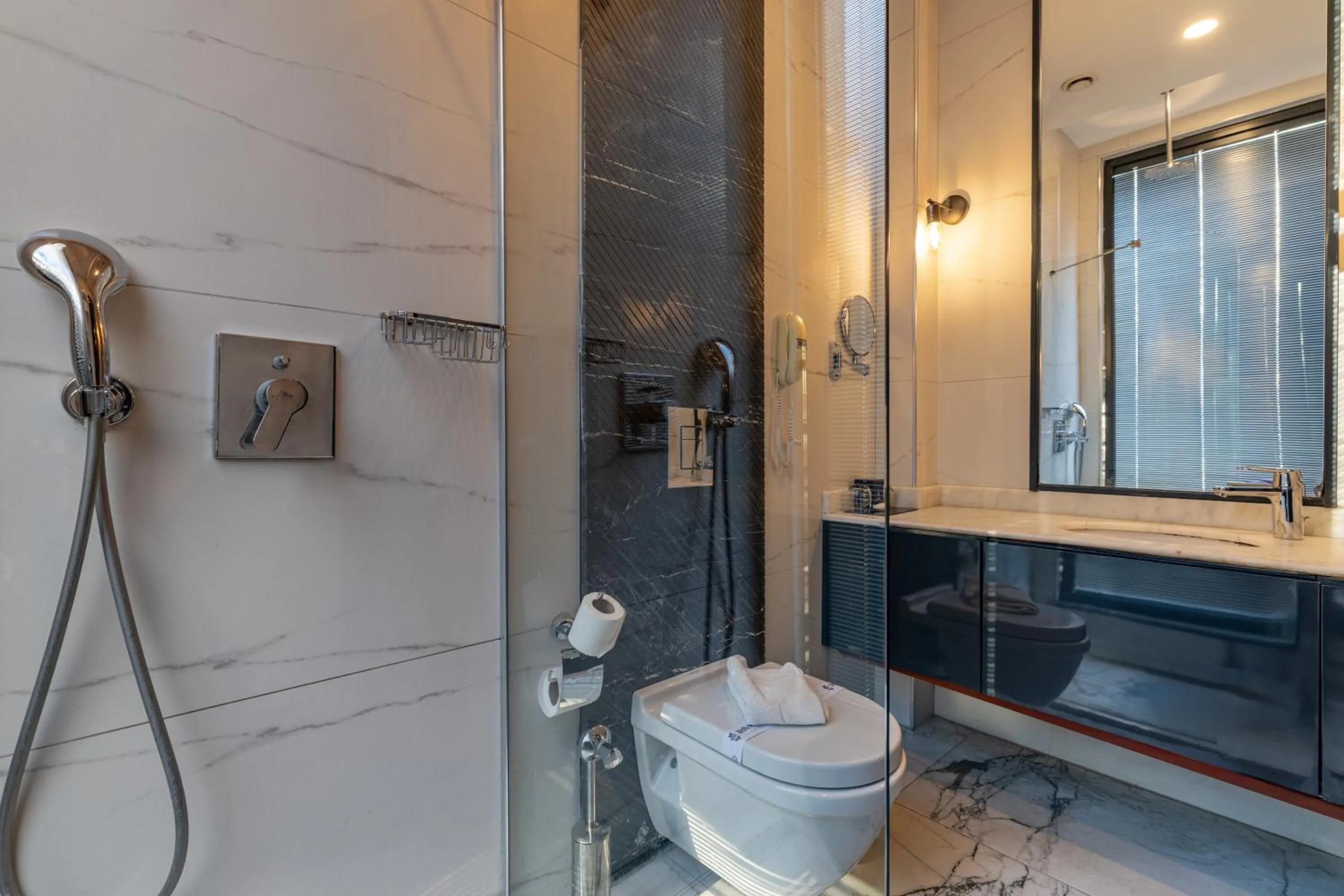 Shower in Lucky Monkey Hotel