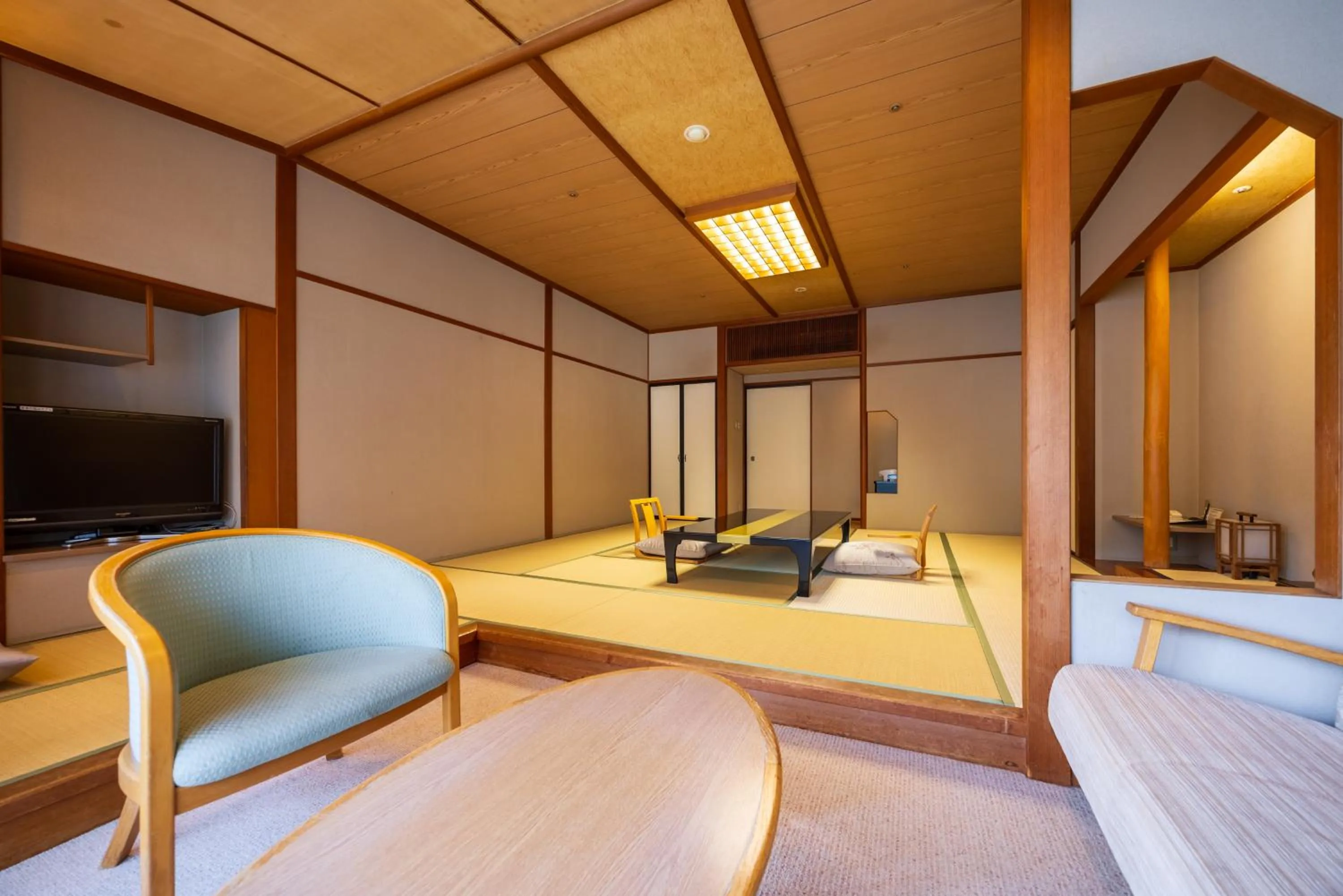 Living room, Bed in Hakone Yumoto Onsen Hotel Kajikaso