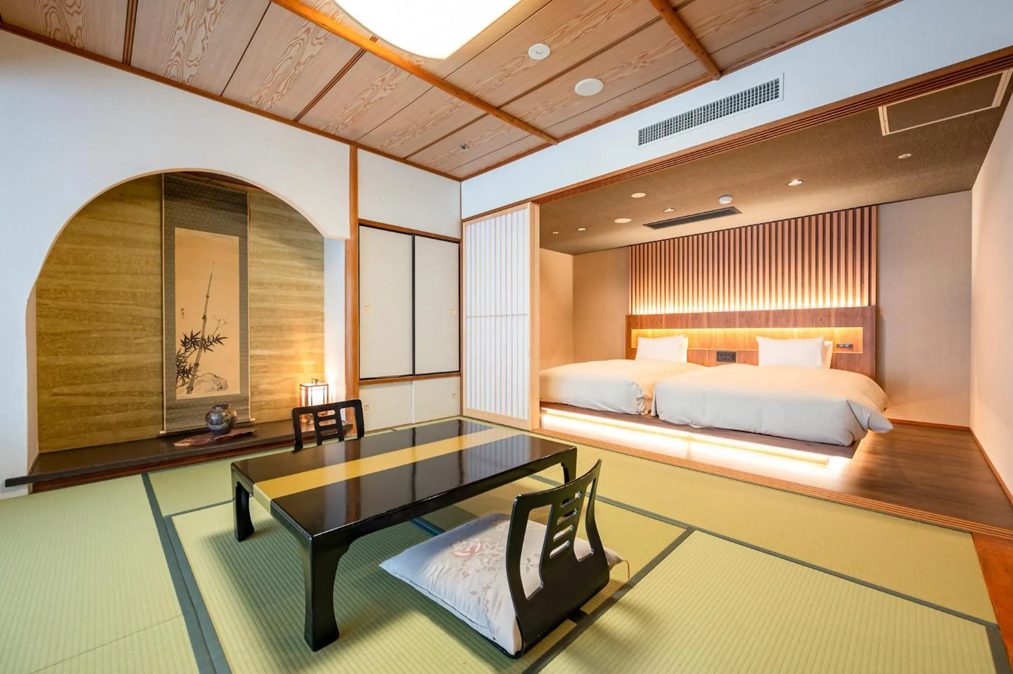 Living room, Bed in Hakone Yumoto Onsen Hotel Kajikaso