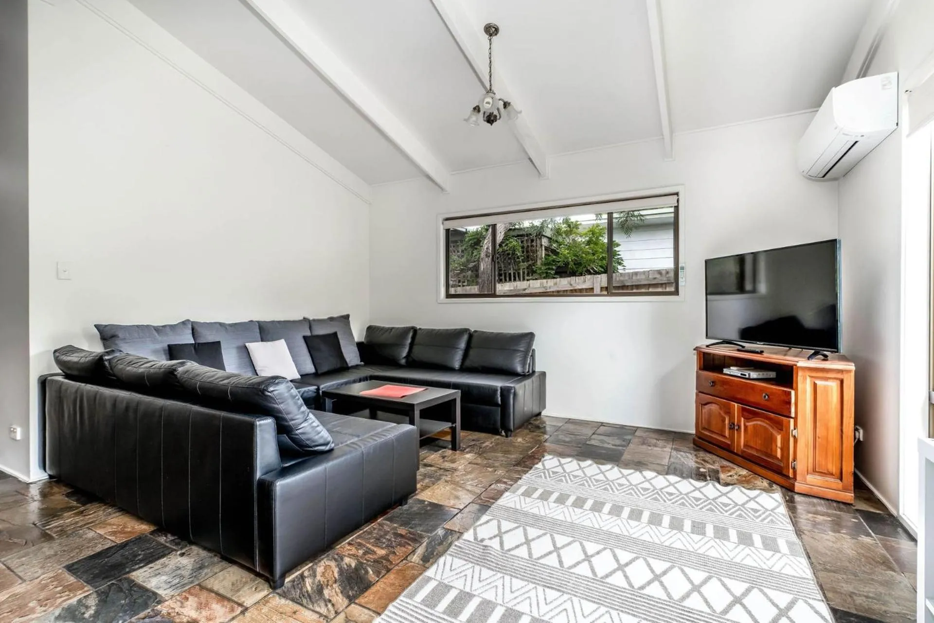 Wavelength Free Wifi and Pet Friendly outside only