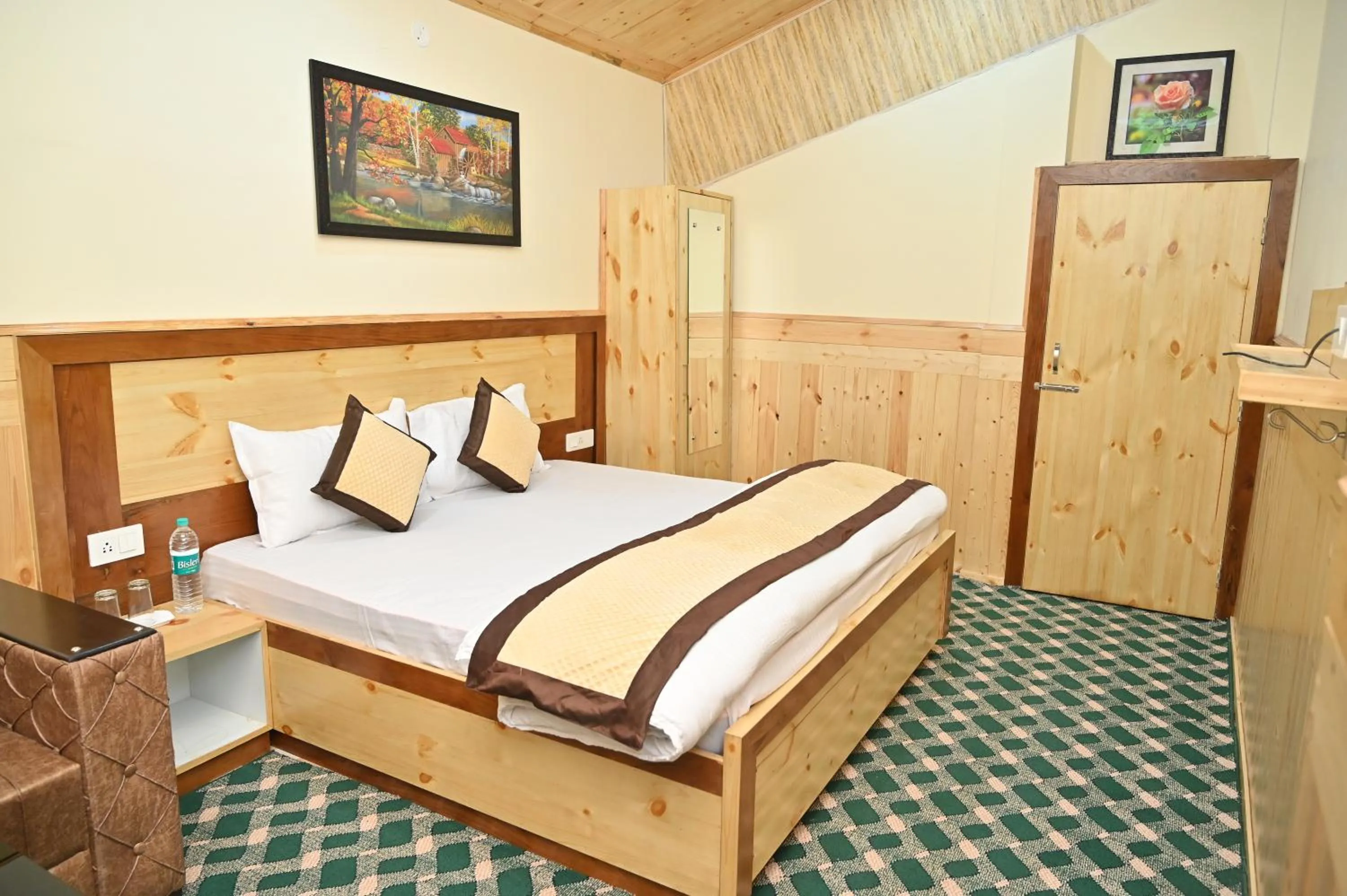 Bed in Kasauli Nature Inn