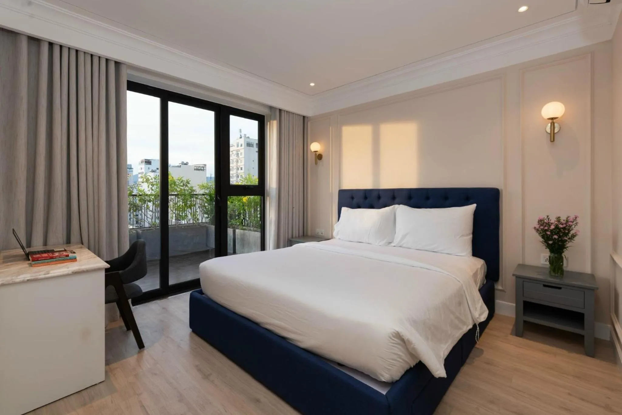 Bedroom, Bed in Louis Mo Apartment