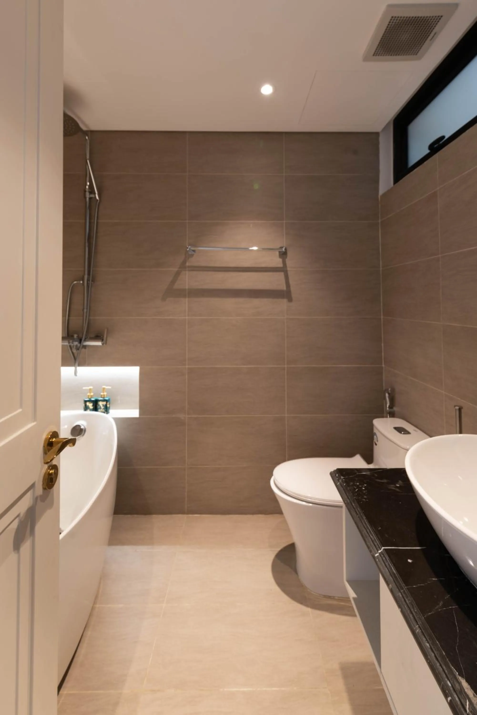 Bath in Louis Mo Apartment