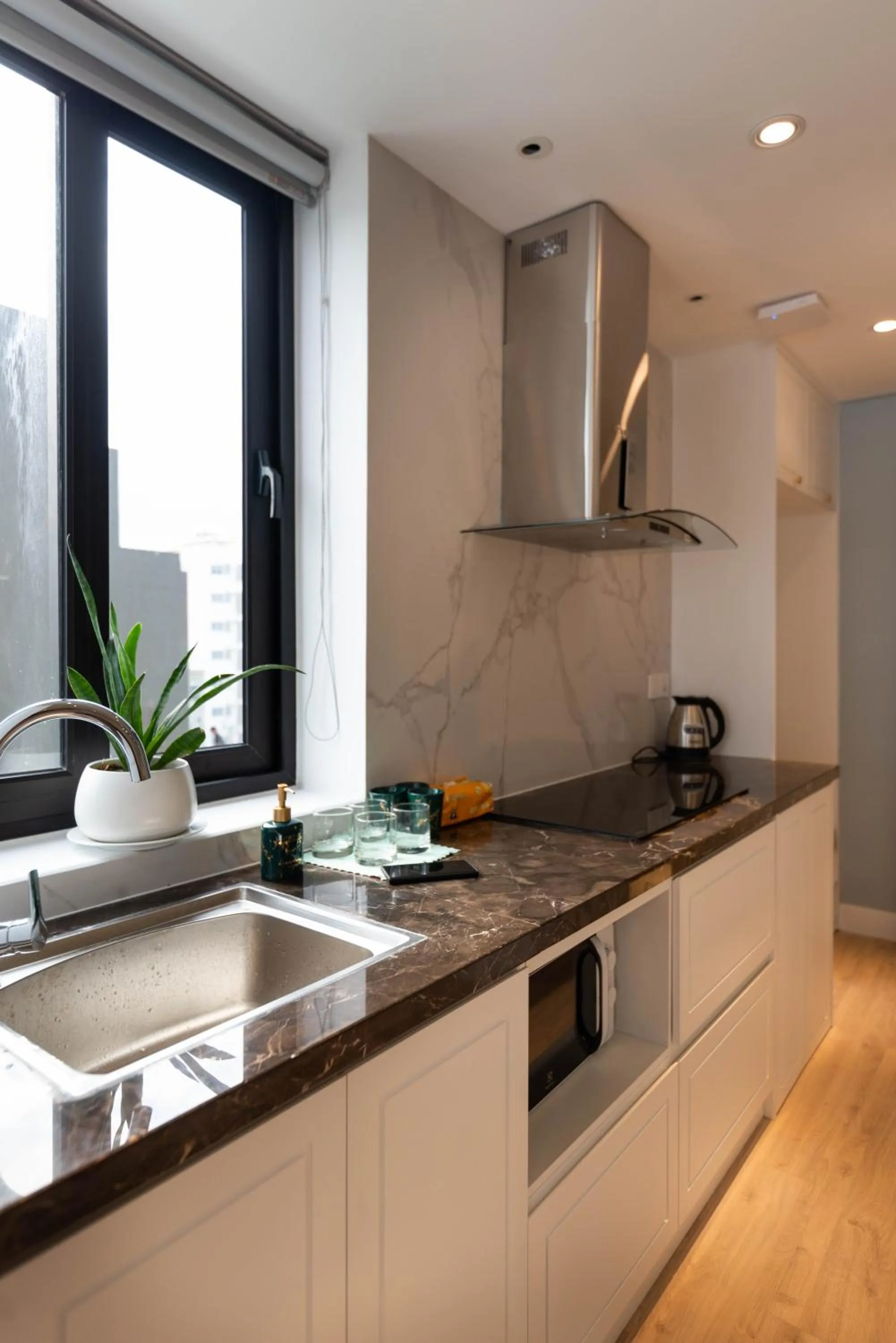 Kitchen or kitchenette in Louis Mo Apartment