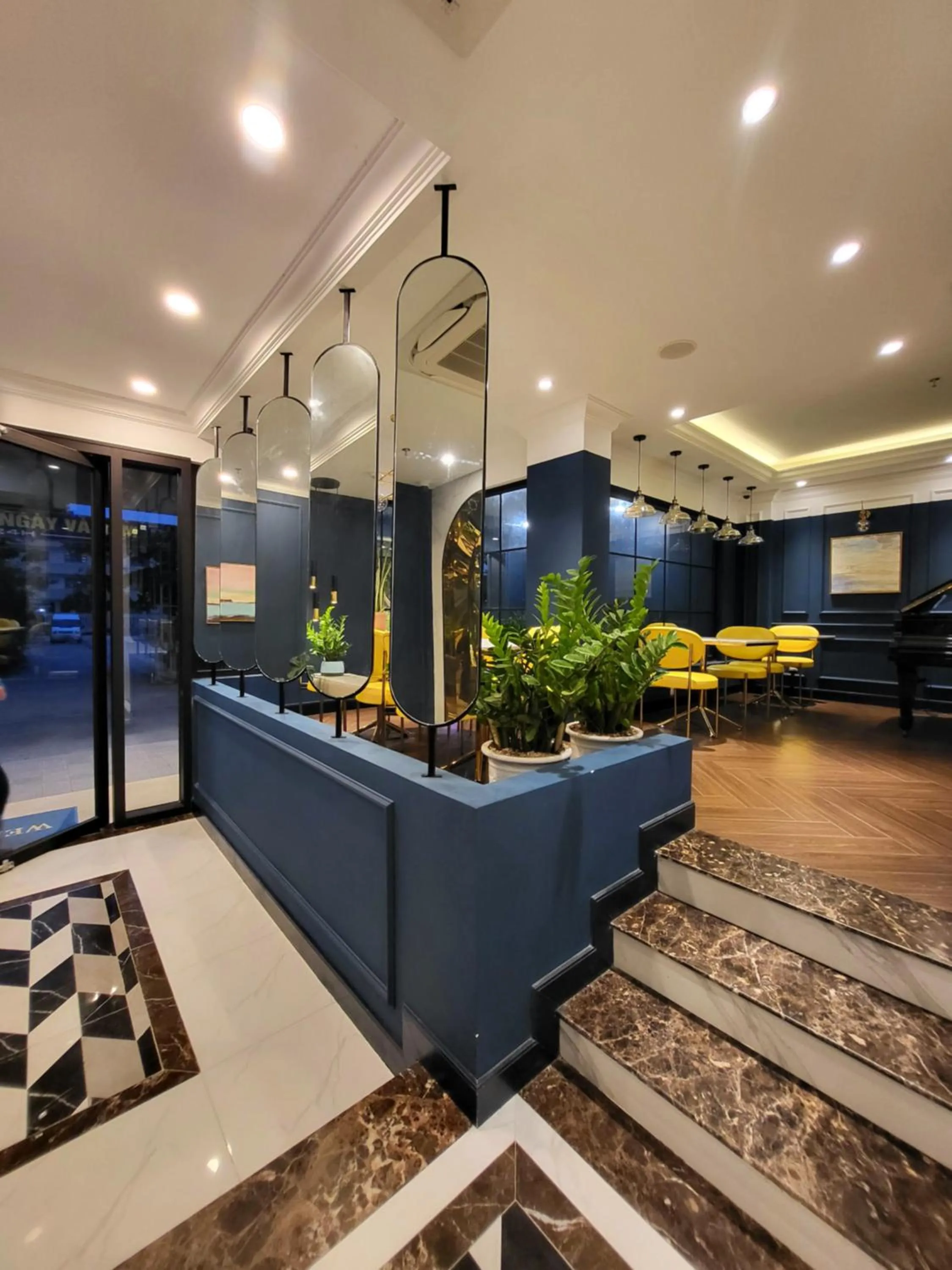 Restaurant/places to eat in Louis Mo Apartment