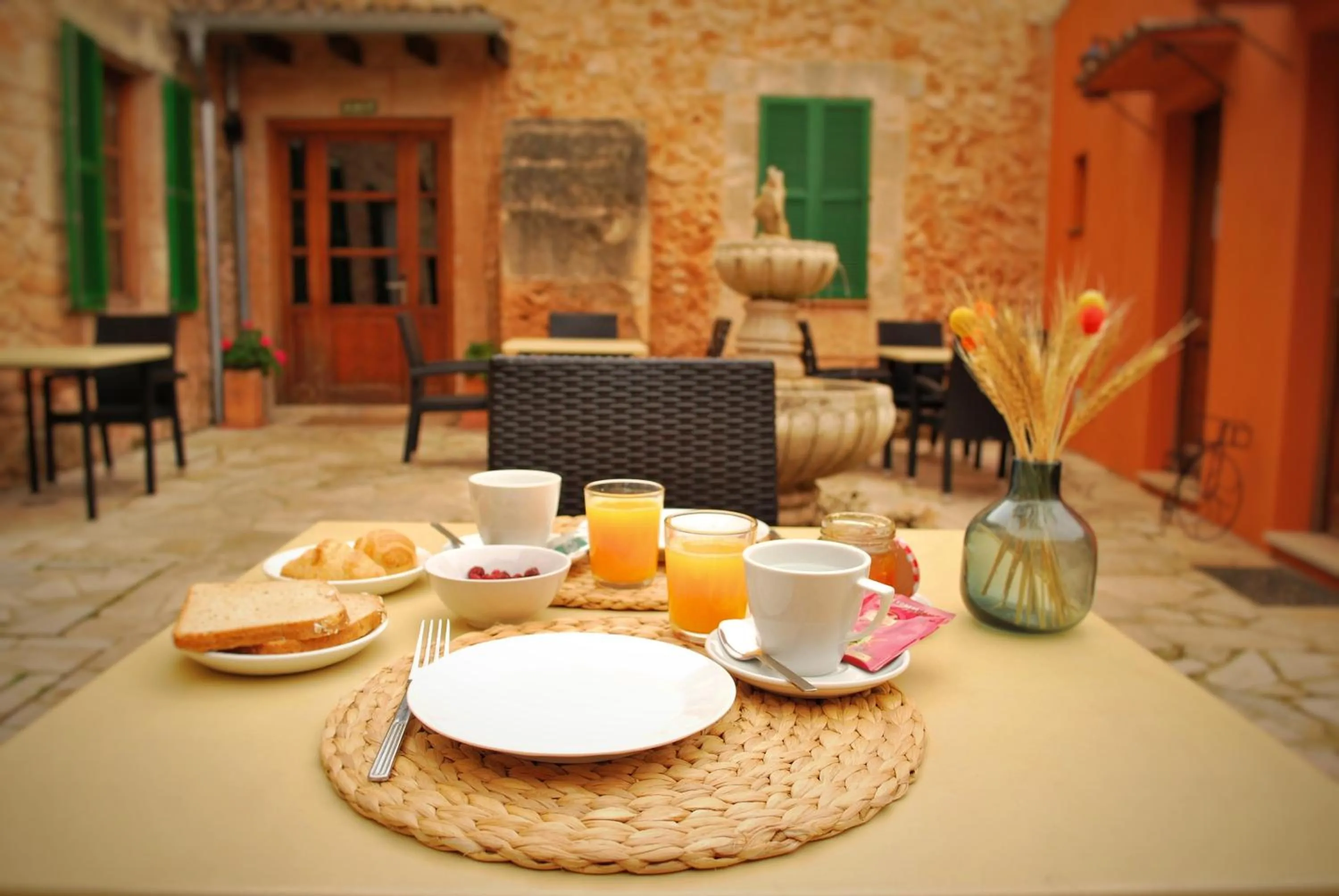 Restaurant/places to eat in PETIT HOTEL ALGAIDA