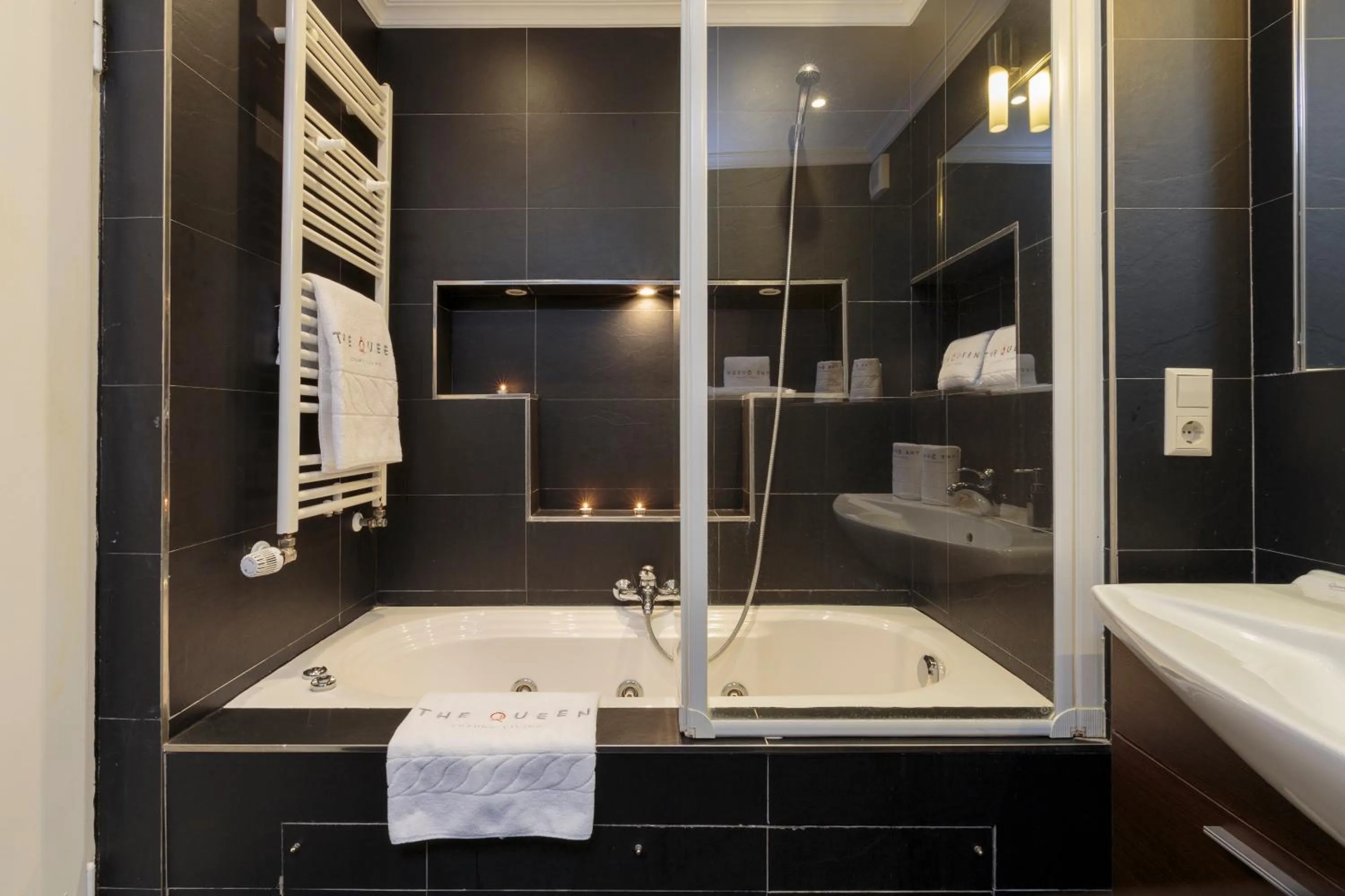 Hot Tub in The Queen Luxury Apartments - Villa Giada