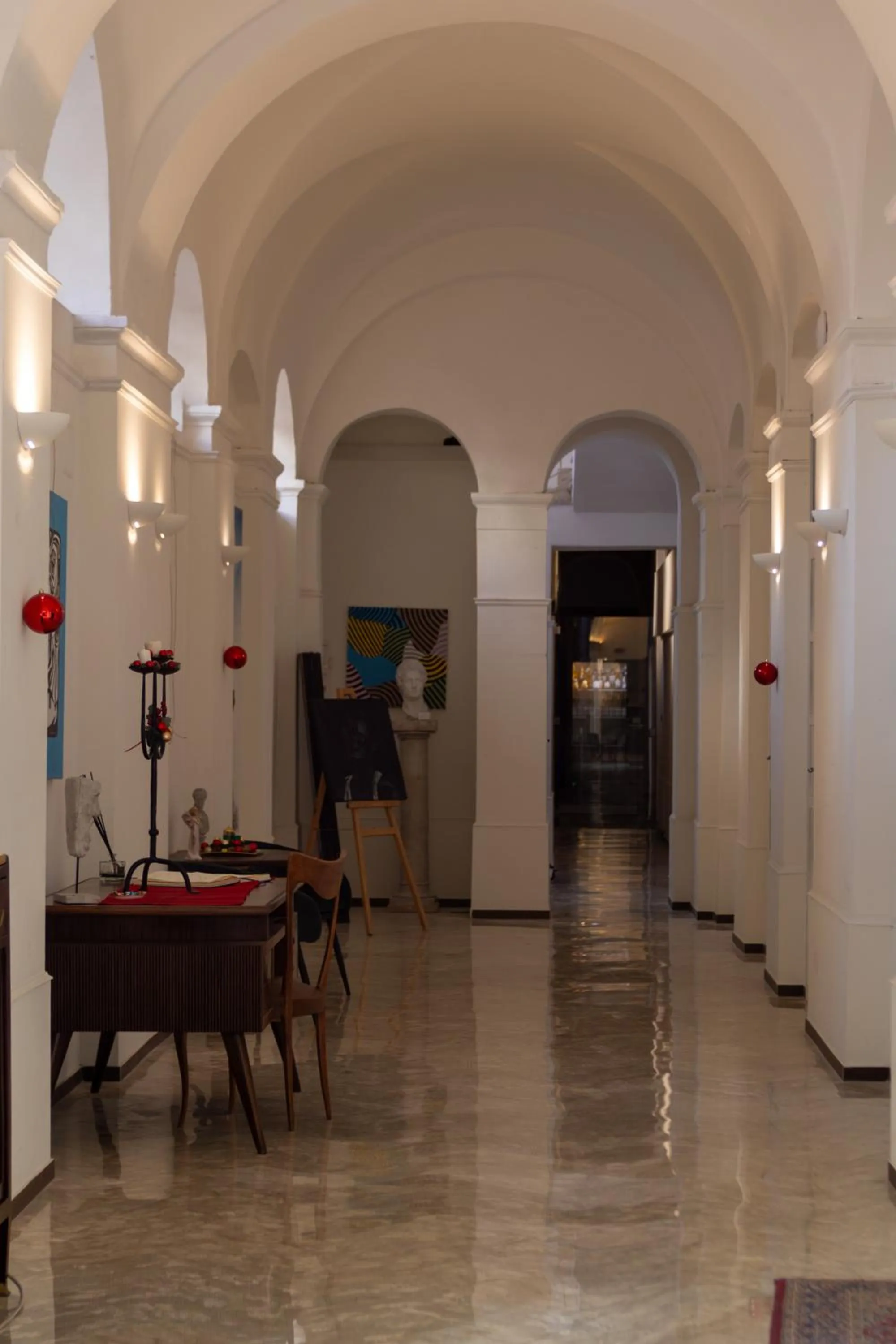 Communal lounge/ TV room in Palazzo Cappuccini Art Relais