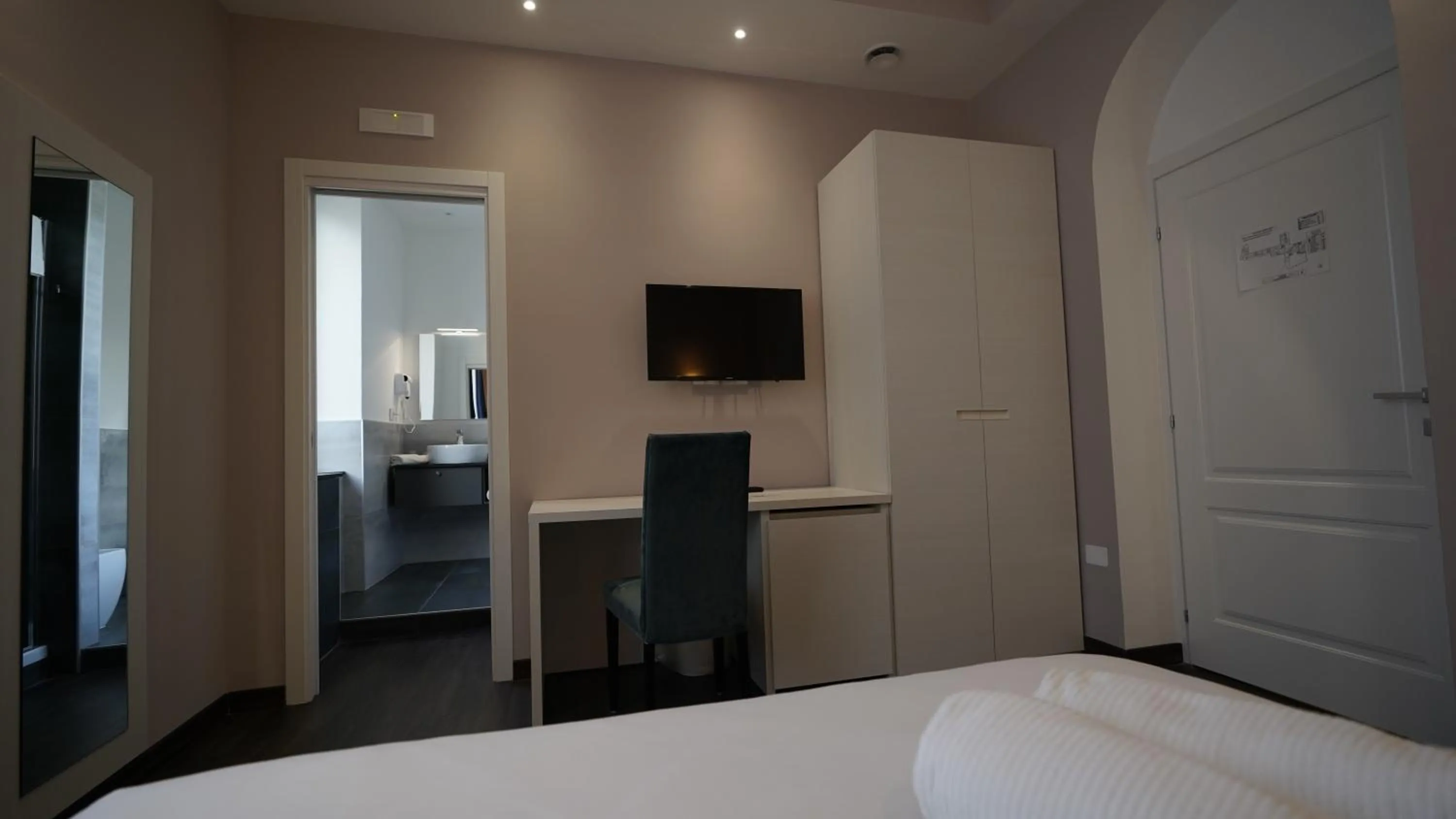 TV and multimedia, Bed in Palazzo Cappuccini Art Relais