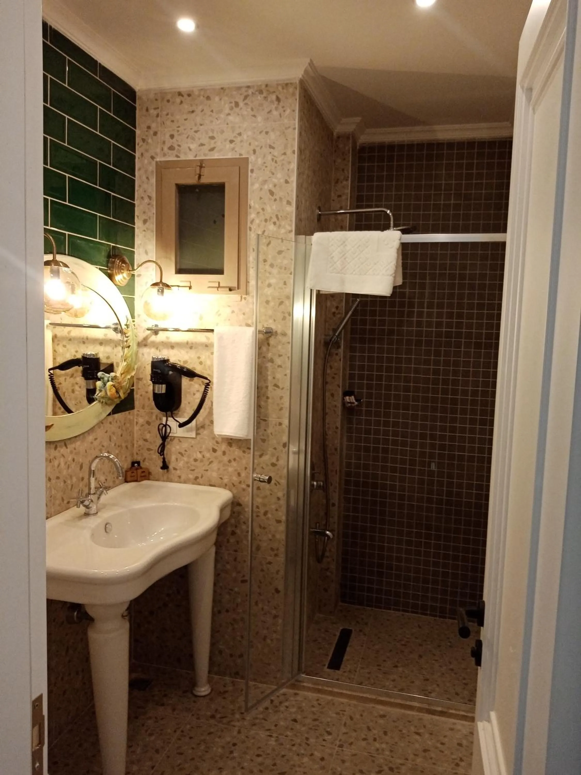 Shower in Dolphin Park Hotel