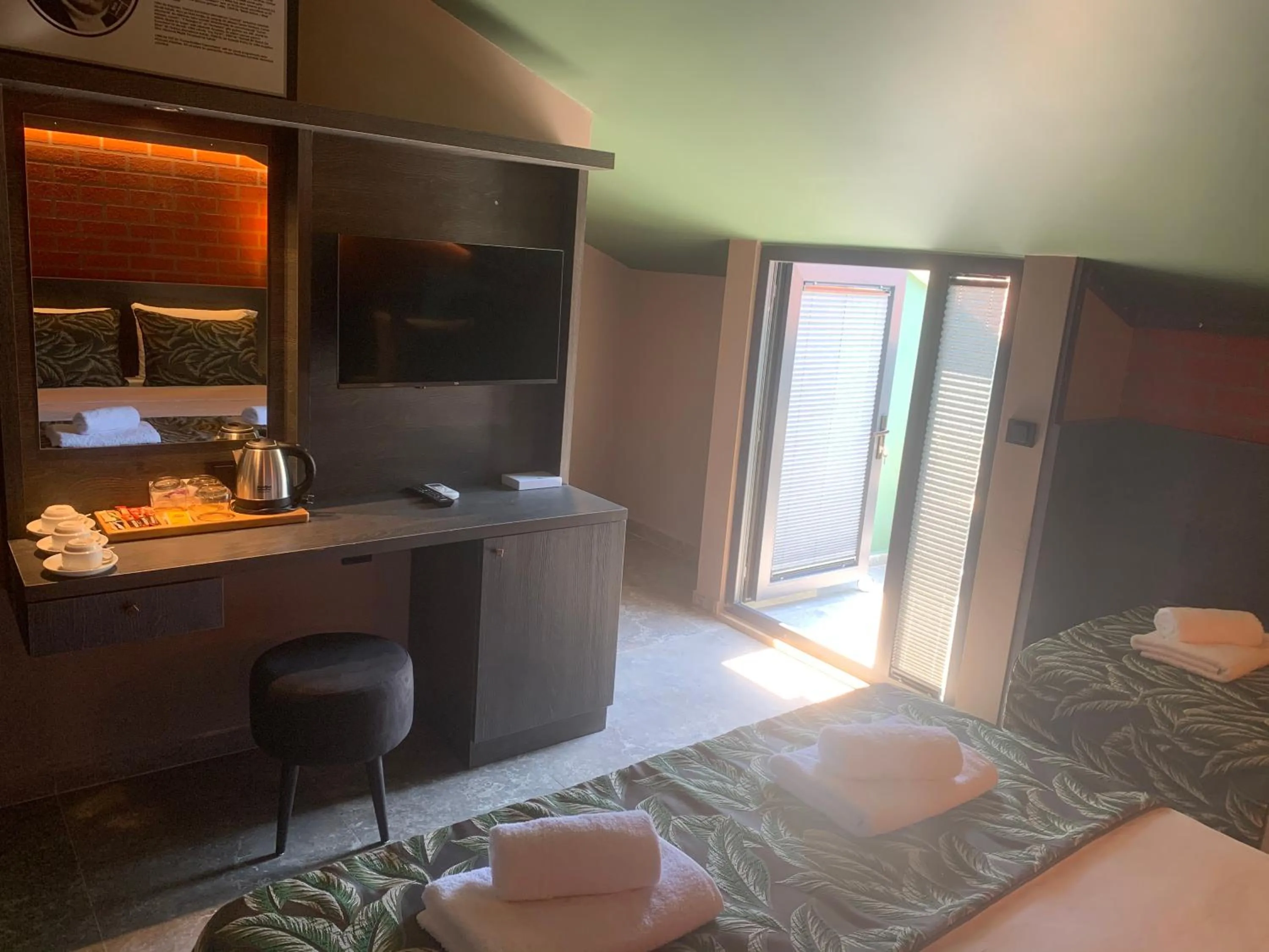 TV and multimedia in Dolphin Park Hotel