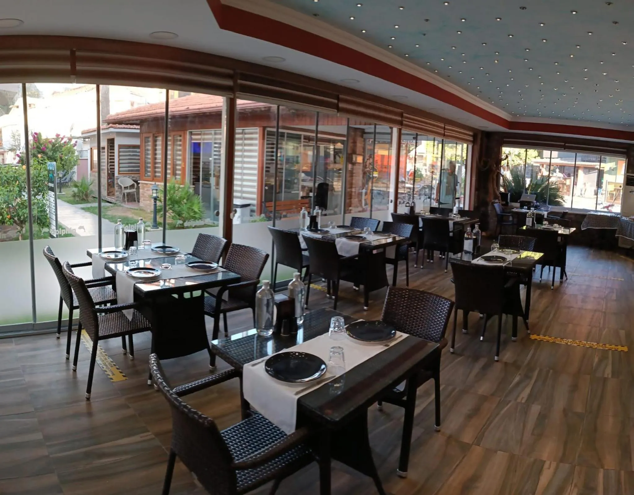 Restaurant/places to eat in Dolphin Park Hotel